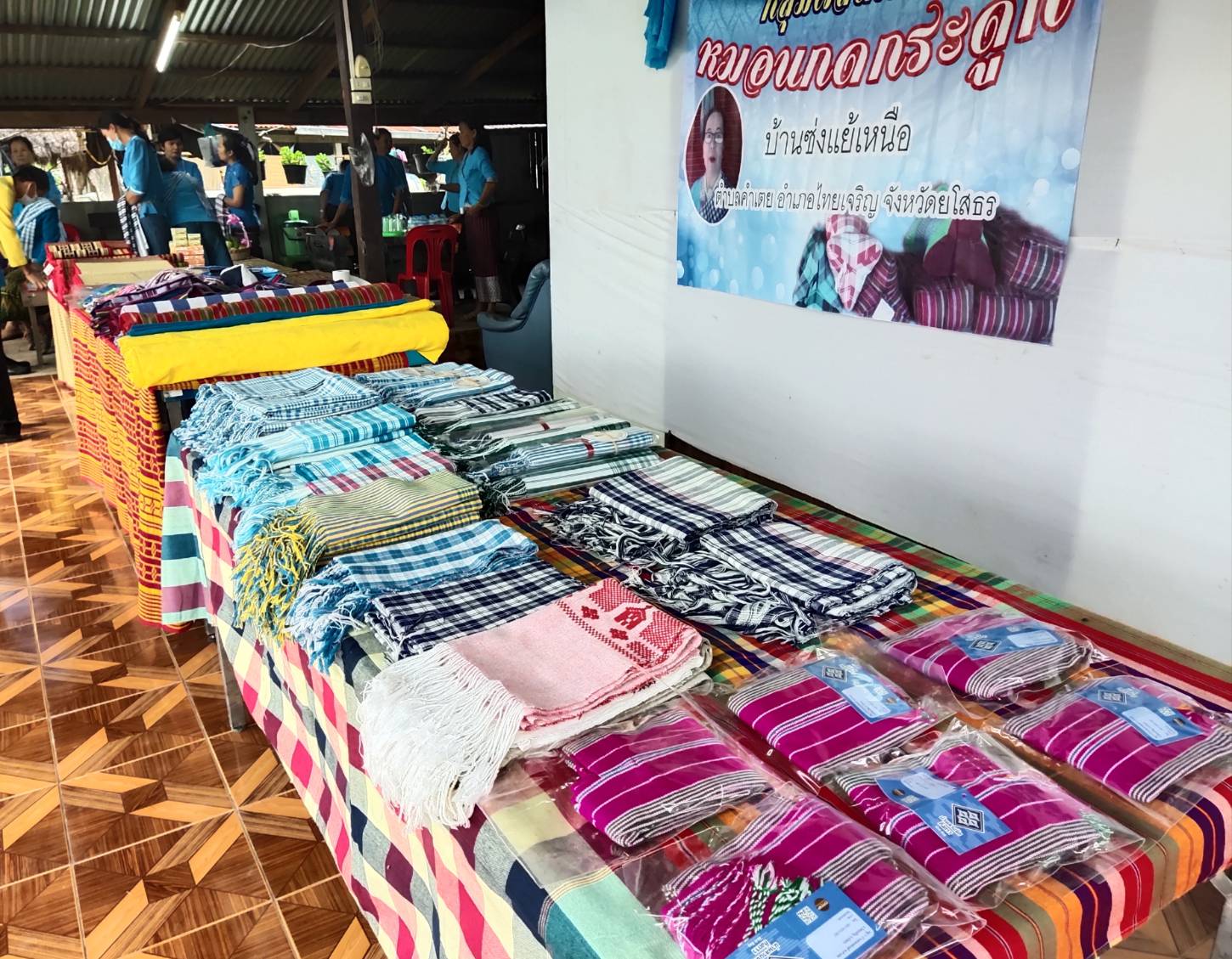 พช..ยโสธร ร่วมเยี่ยมชมโบสถ์ไม้ และให้กำลังใจ กลุ่ม OTOP ไทยเจริญ