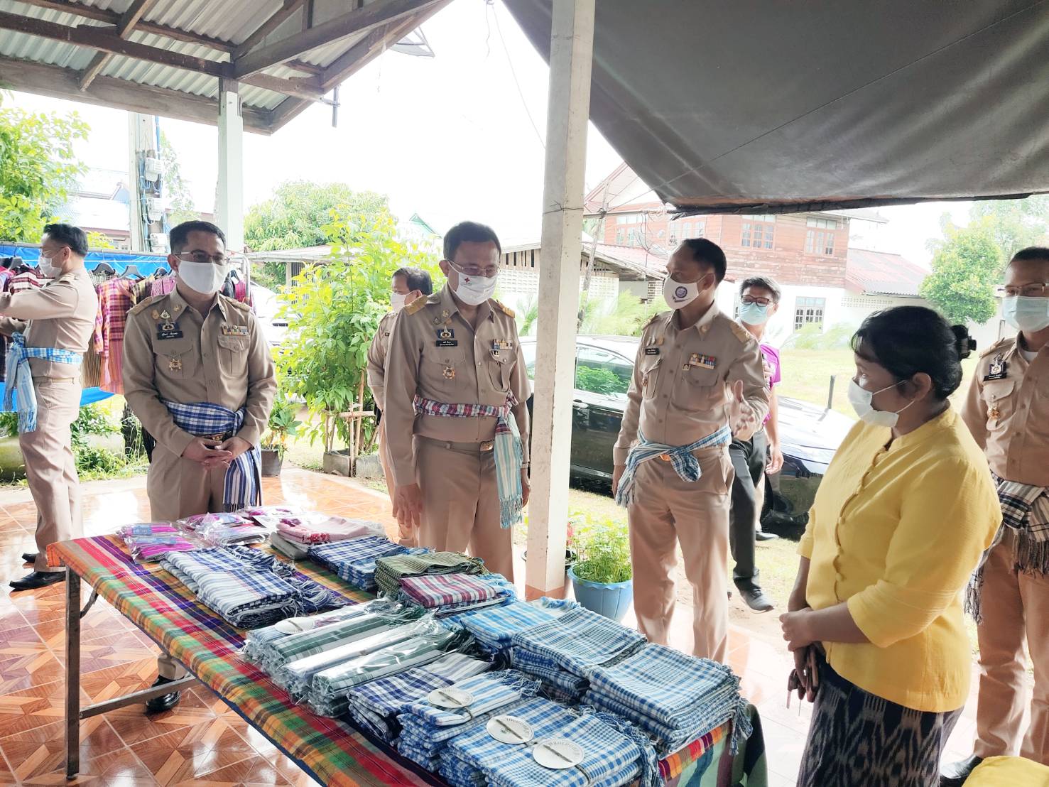 พช..ยโสธร ร่วมเยี่ยมชมโบสถ์ไม้ และให้กำลังใจ กลุ่ม OTOP ไทยเจริญ