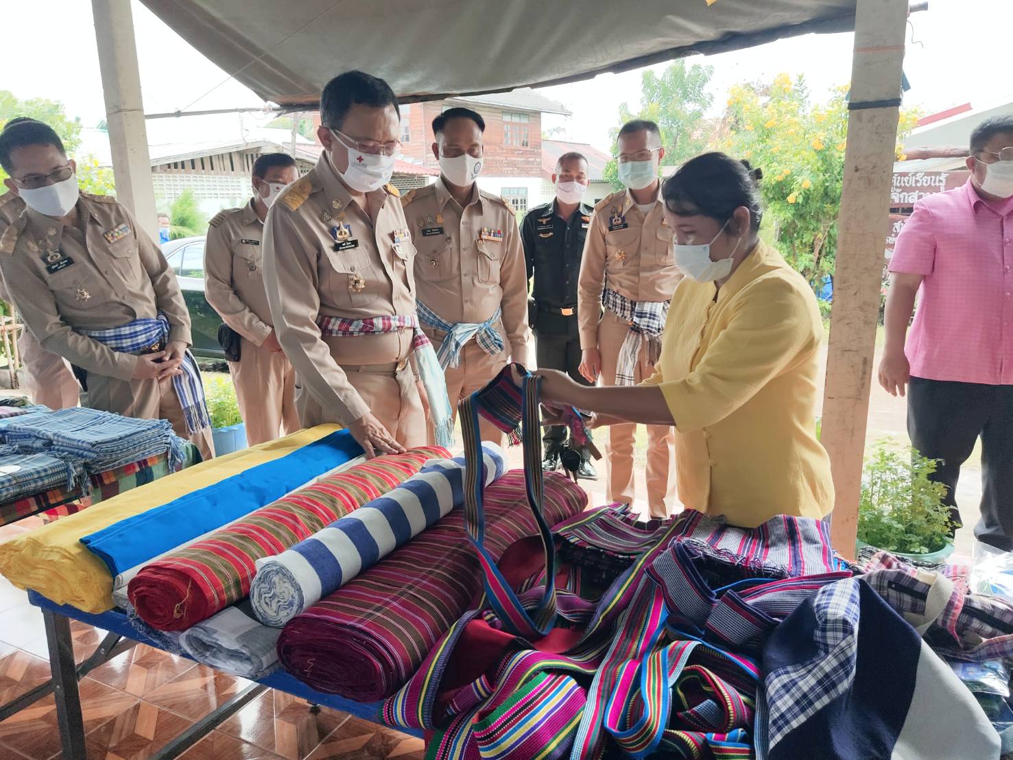 พช..ยโสธร ร่วมเยี่ยมชมโบสถ์ไม้ และให้กำลังใจ กลุ่ม OTOP ไทยเจริญ