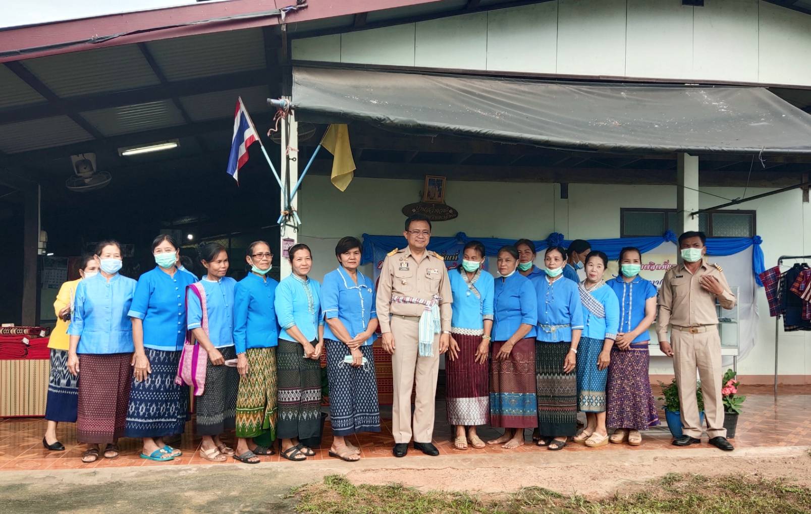 พช..ยโสธร ร่วมเยี่ยมชมโบสถ์ไม้ และให้กำลังใจ กลุ่ม OTOP ไทยเจริญ