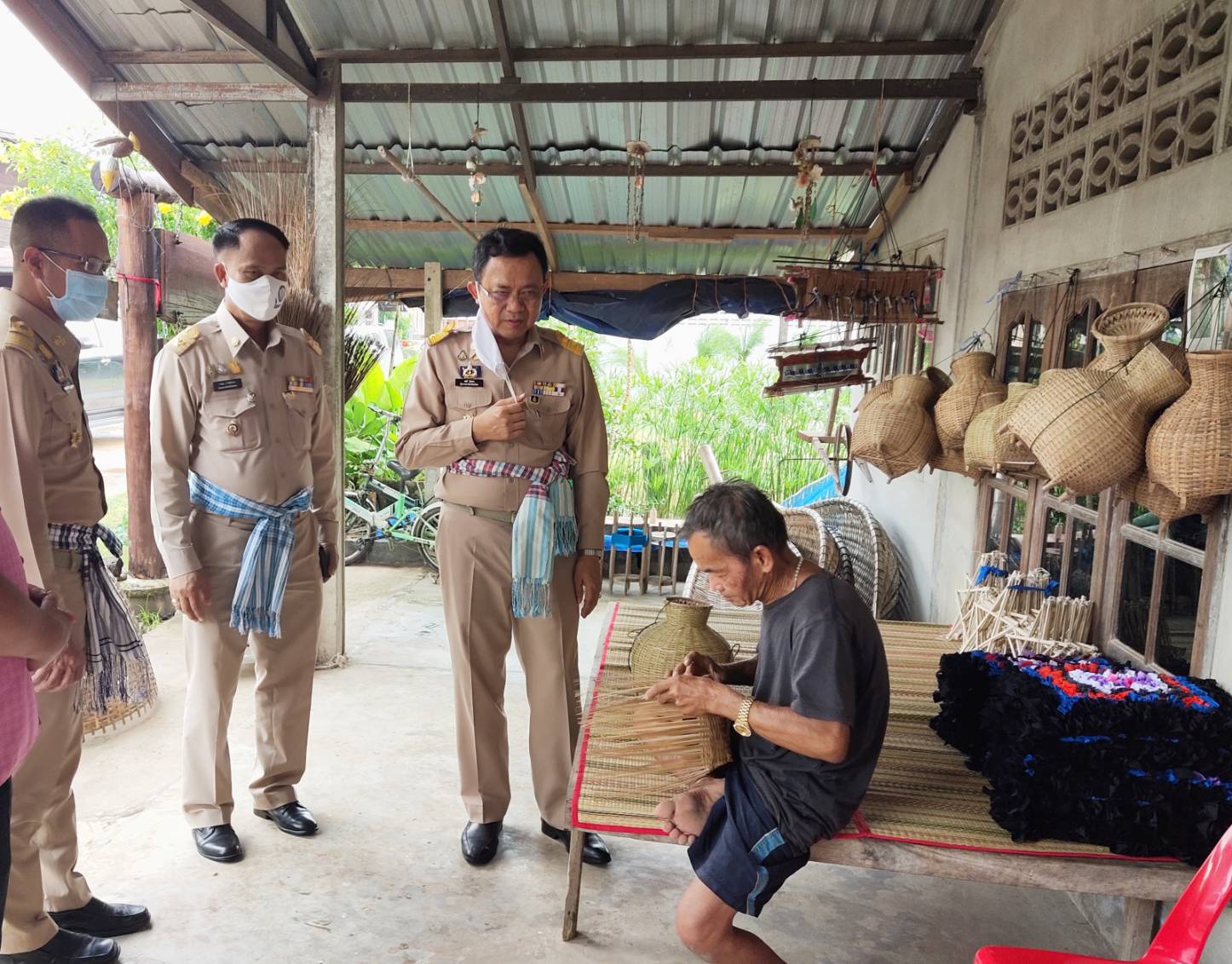 พช..ยโสธร ร่วมเยี่ยมชมโบสถ์ไม้ และให้กำลังใจ กลุ่ม OTOP ไทยเจริญ