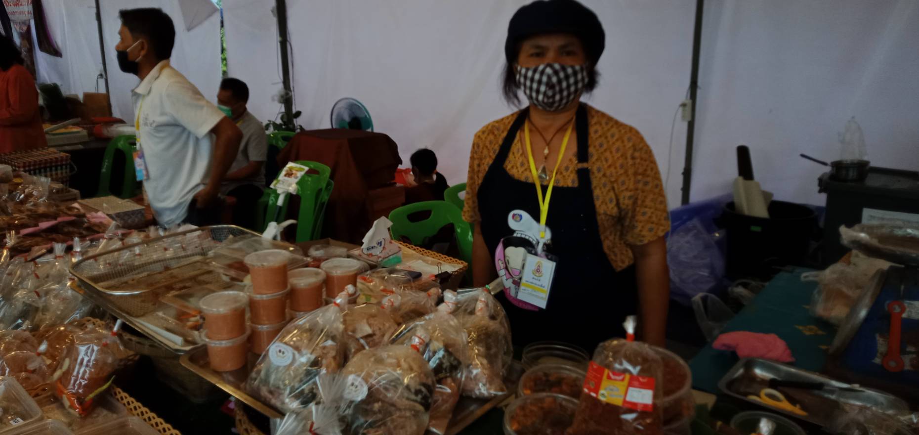 พระราชินี เสด็จฯ เยี่ยม และทอดพระเนตรผลิตภัณฑ์สินค้า OTOP ในโอกาสเสด็จพระราชดำเนินไปทรงปฏิบัติพระราชกรณียกิจในพื้นที่จังหวัดสกลนคร