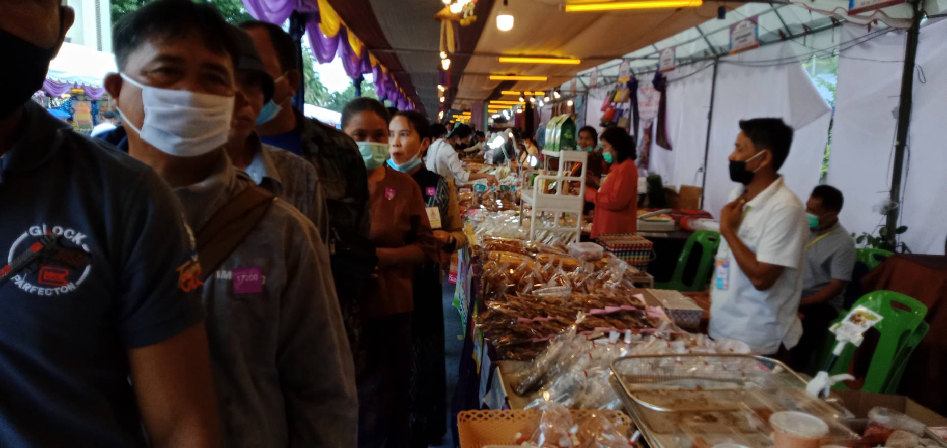 พระราชินี เสด็จฯ เยี่ยม และทอดพระเนตรผลิตภัณฑ์สินค้า OTOP ในโอกาสเสด็จพระราชดำเนินไปทรงปฏิบัติพระราชกรณียกิจในพื้นที่จังหวัดสกลนคร