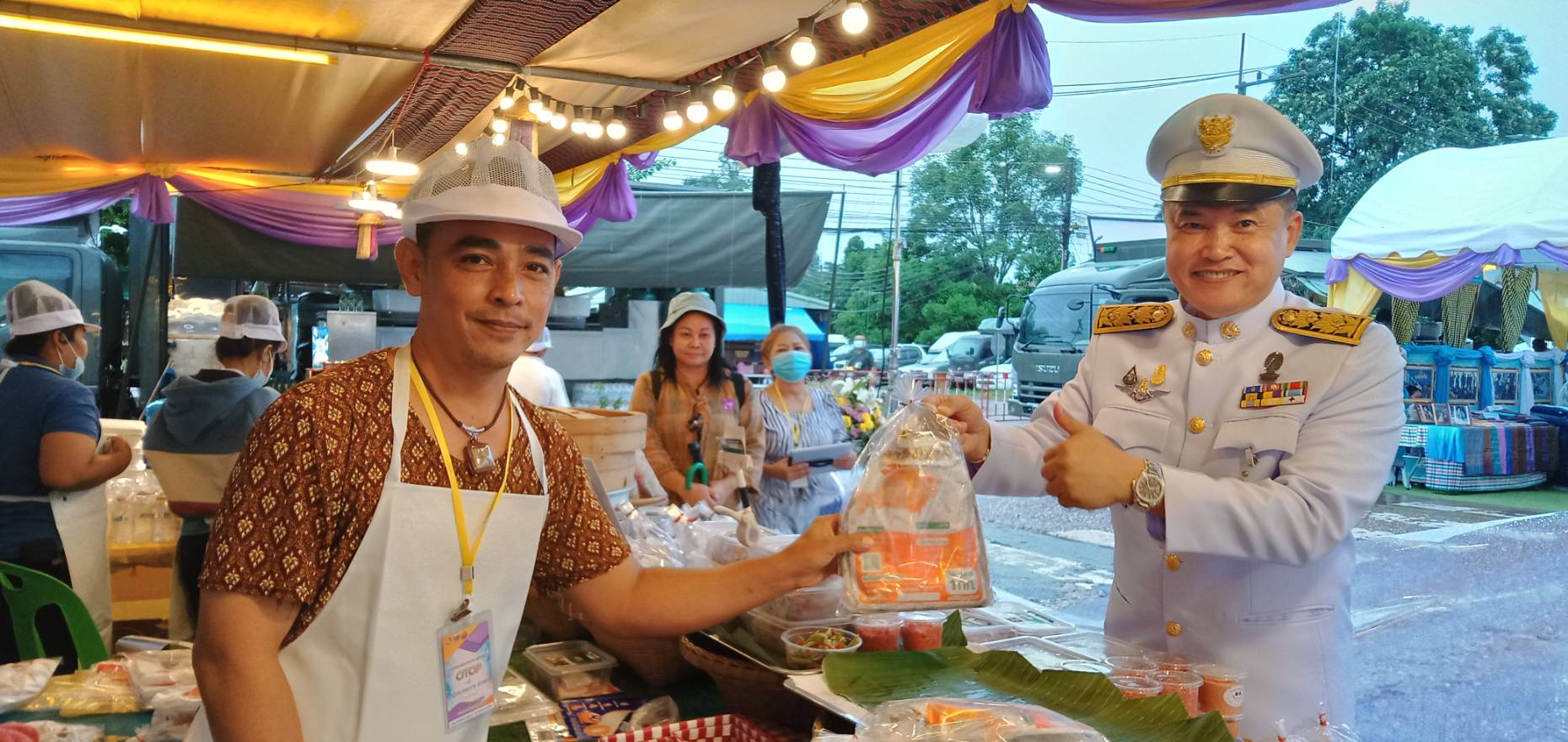 พระราชินี เสด็จฯ เยี่ยม และทอดพระเนตรผลิตภัณฑ์สินค้า OTOP ในโอกาสเสด็จพระราชดำเนินไปทรงปฏิบัติพระราชกรณียกิจในพื้นที่จังหวัดสกลนคร