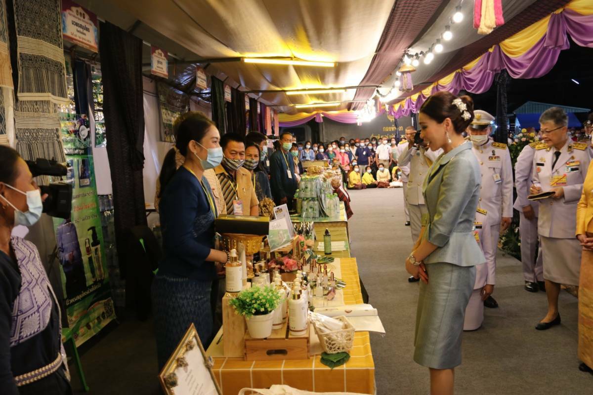 พระราชินี เสด็จฯ เยี่ยม และทอดพระเนตรผลิตภัณฑ์สินค้า OTOP ในโอกาสเสด็จพระราชดำเนินไปทรงปฏิบัติพระราชกรณียกิจในพื้นที่จังหวัดสกลนคร