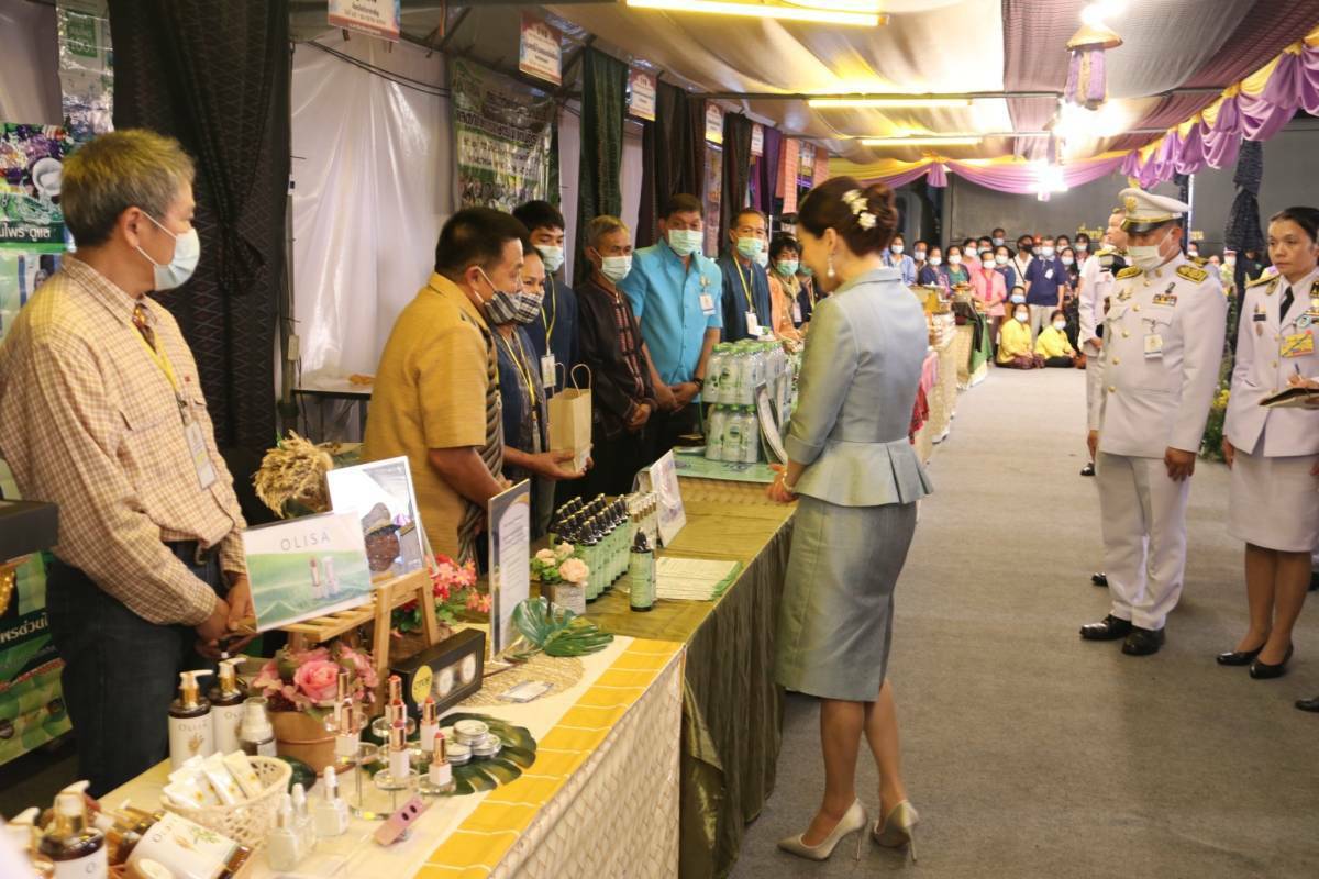 พระราชินี เสด็จฯ เยี่ยม และทอดพระเนตรผลิตภัณฑ์สินค้า OTOP ในโอกาสเสด็จพระราชดำเนินไปทรงปฏิบัติพระราชกรณียกิจในพื้นที่จังหวัดสกลนคร