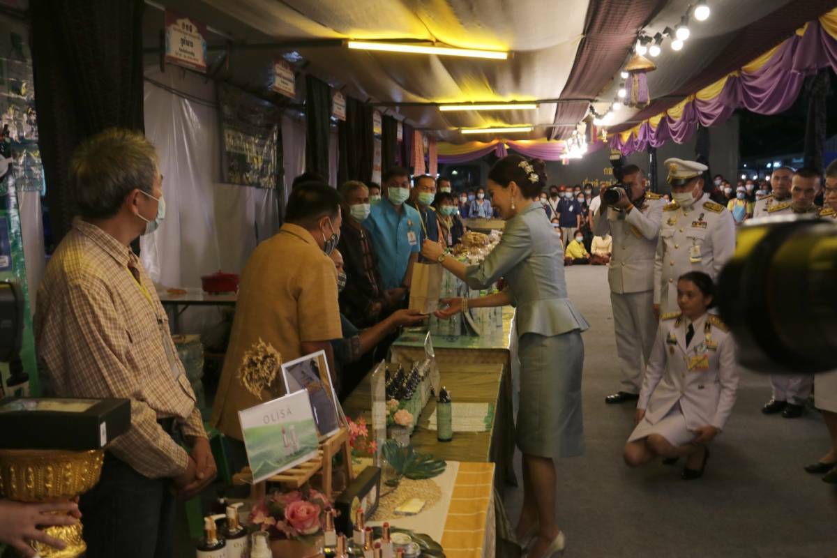 พระราชินี เสด็จฯ เยี่ยม และทอดพระเนตรผลิตภัณฑ์สินค้า OTOP ในโอกาสเสด็จพระราชดำเนินไปทรงปฏิบัติพระราชกรณียกิจในพื้นที่จังหวัดสกลนคร