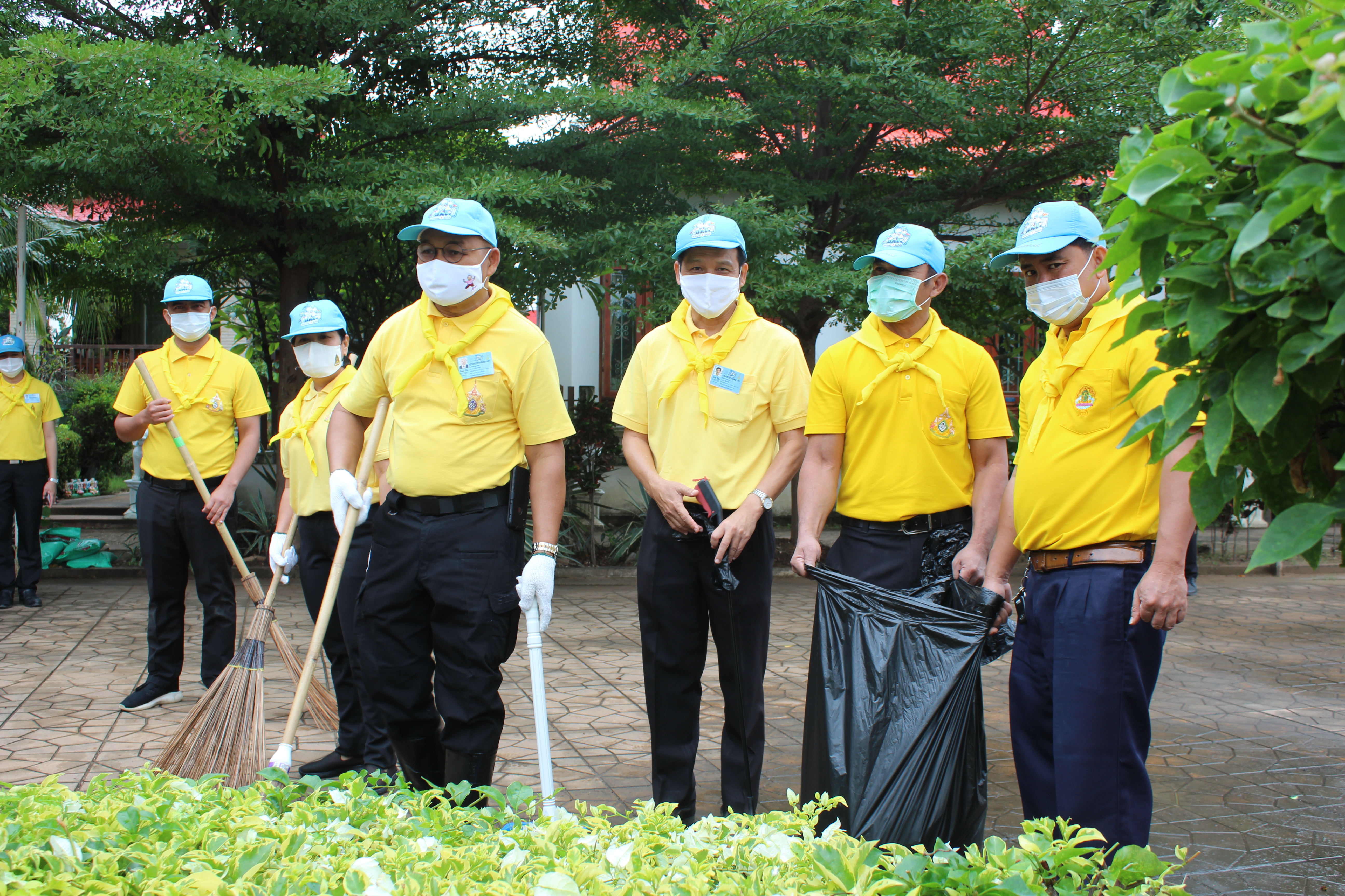 พช.ยโสธร ร่วมกิจกรรมจิตอาสาพัฒนาศาสนสถาน เนื่องในวันคล้าย วันพระบรมราชสมภพ พระบาทสมเด็จพระปรเมนทรมหามงกุฎ  พระจอมเกล้าเจ้าอยู่หัว