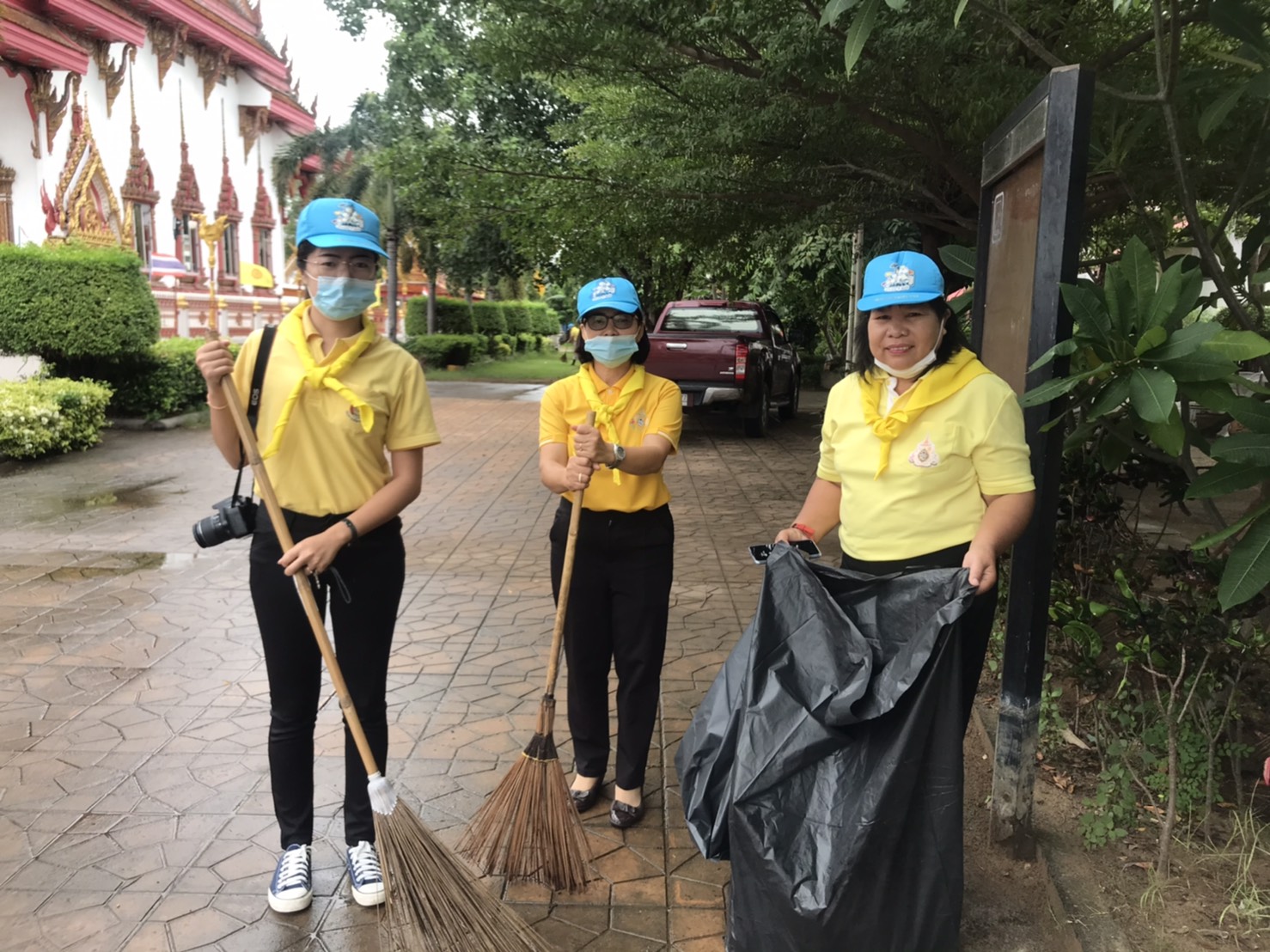 พช.ยโสธร ร่วมกิจกรรมจิตอาสาพัฒนาศาสนสถาน เนื่องในวันคล้าย วันพระบรมราชสมภพ พระบาทสมเด็จพระปรเมนทรมหามงกุฎ  พระจอมเกล้าเจ้าอยู่หัว