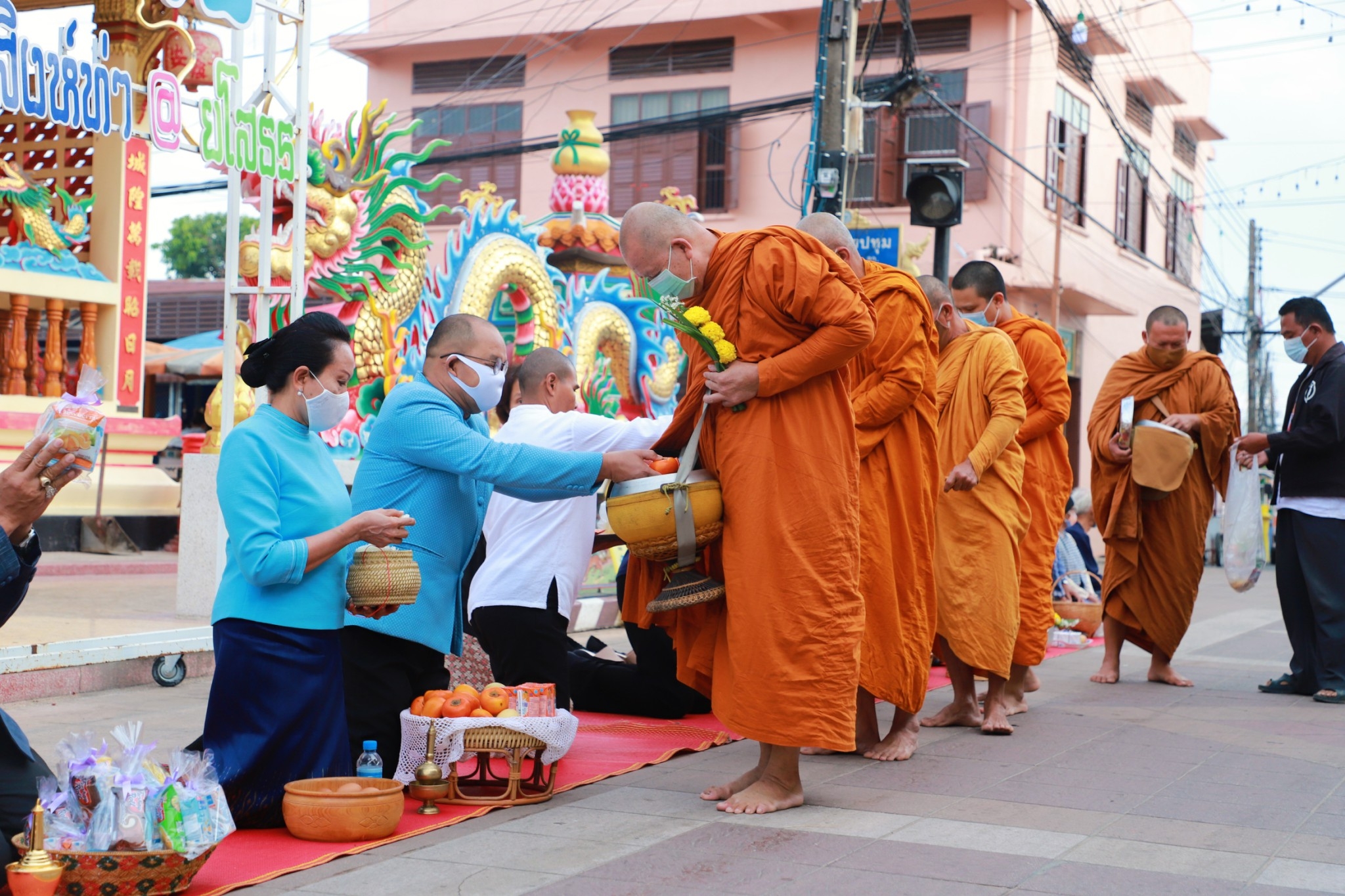 พช.ยโสธร ร่วมกิจกรรมทำบุญตักบาตรย้อนยุค  “วิถีถิ่น วิถีไทย”งานถนนคนเดินยโสธร (บ้านสิงห์ท่า)