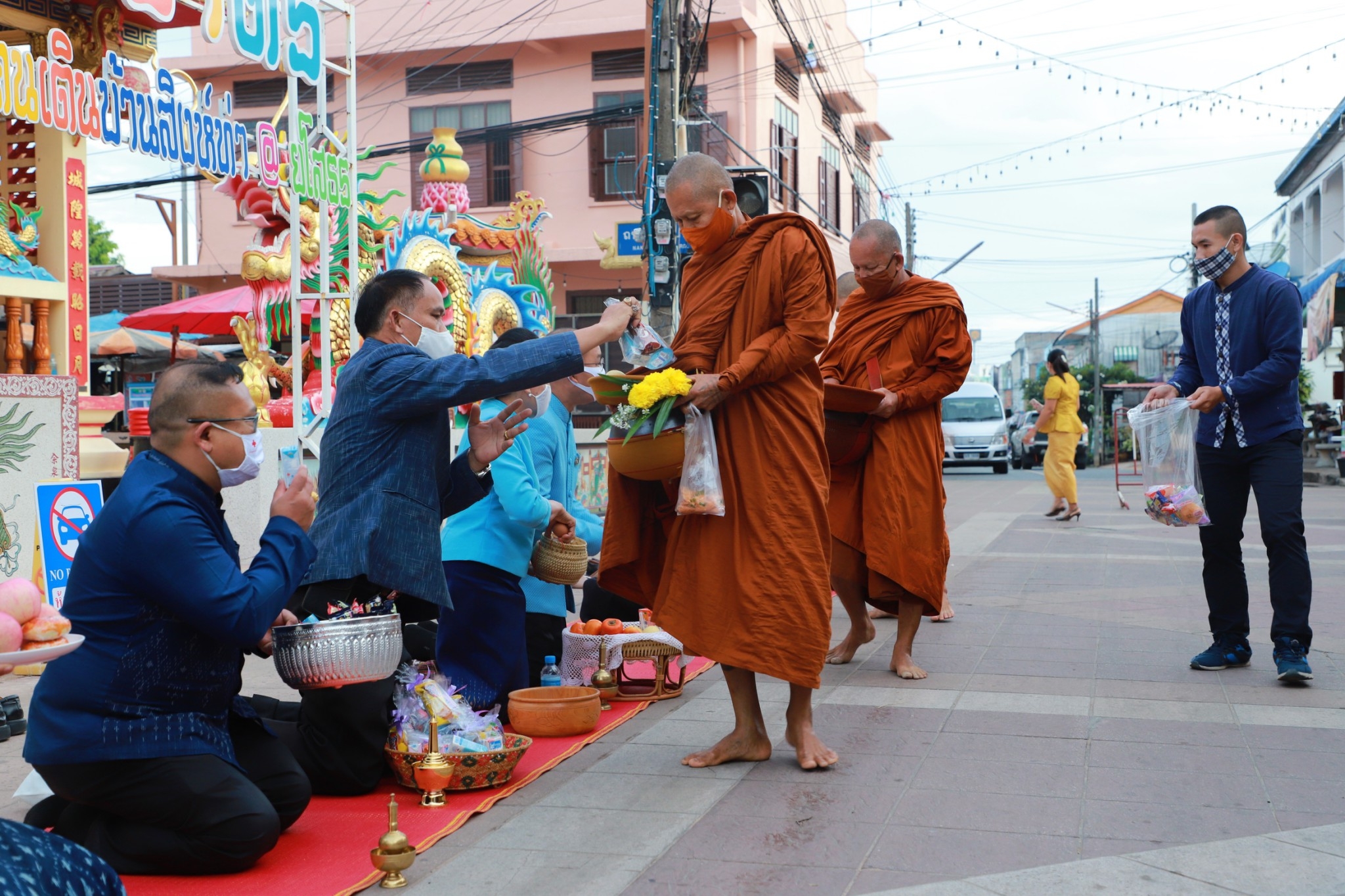 พช.ยโสธร ร่วมกิจกรรมทำบุญตักบาตรย้อนยุค  “วิถีถิ่น วิถีไทย”งานถนนคนเดินยโสธร (บ้านสิงห์ท่า)