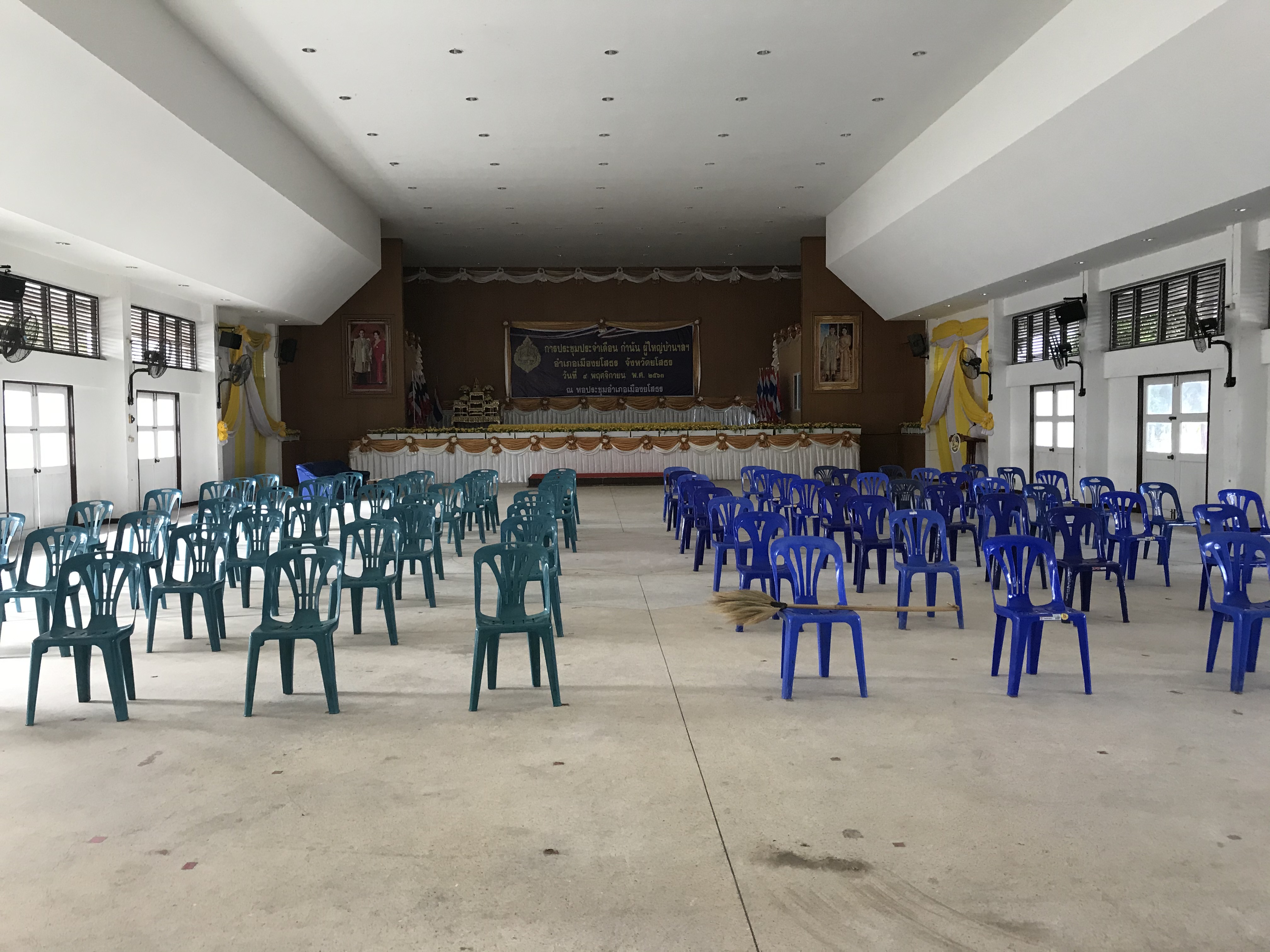 พช.ยโสธร ติดตามสนับสนุนการอำนวยความสะดวกในการเตรียมสถานที่สอบสัมภาษณ์เพื่อจัดจ้างเป็นลูกจ้างเหมาบริการ ปฏิบัติภารกิจตามโครงการพัฒนาพื้นที่ต้นแบบการพัฒนาคุณภาพชีวิตตามหลักทฤษฎีใหม่ ประยุกต์สู่ “โคก หนอง นา โมเดล” จังหวัดยโสธร