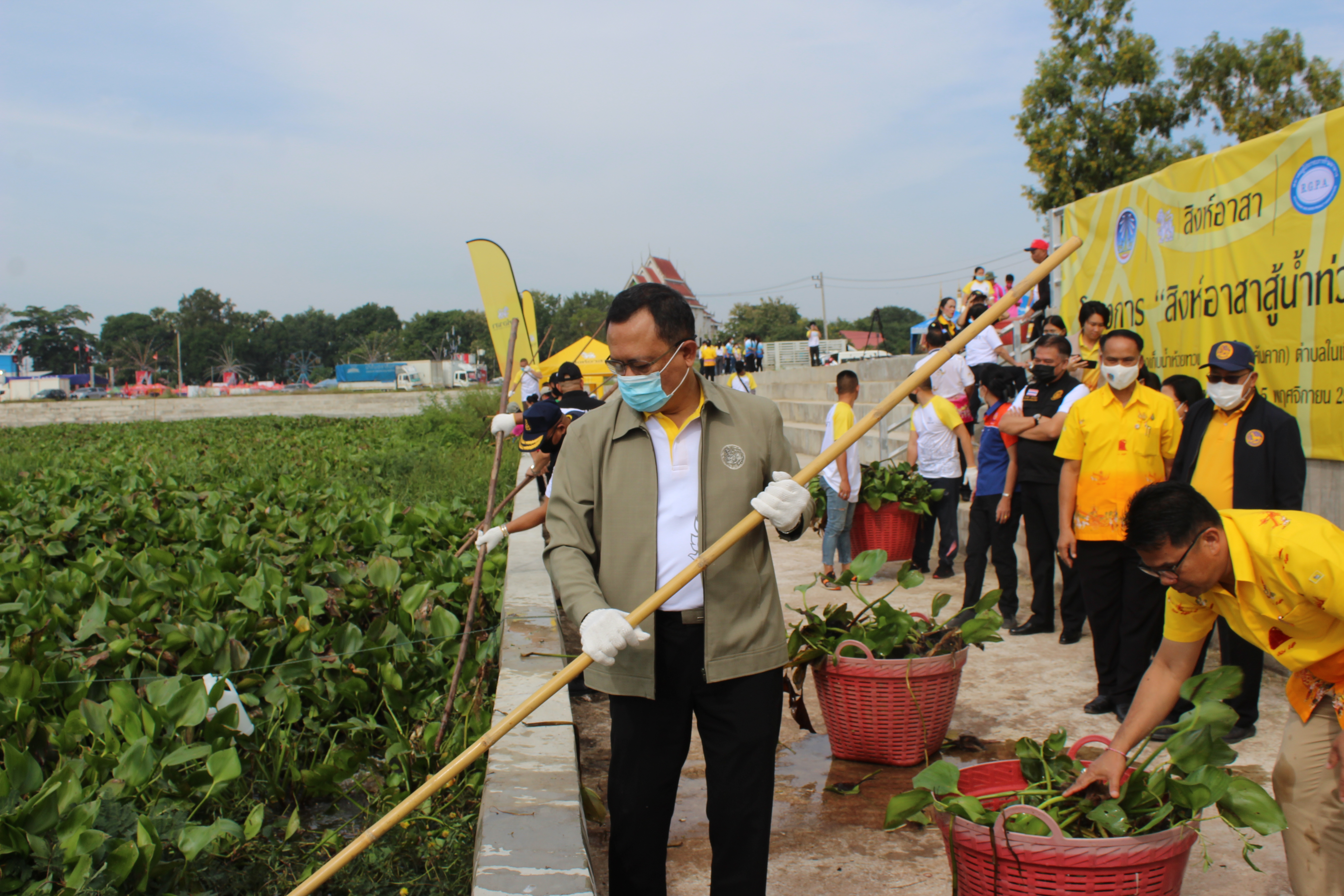 พจ.ยโสธร ร่วมกิจกรรมสิงห์อาสาสู้น้ำท่วมปรับภูมิทัศน์ แหล่งท่องเที่ยว(กิจกรรมเก็บผักตบชวา)