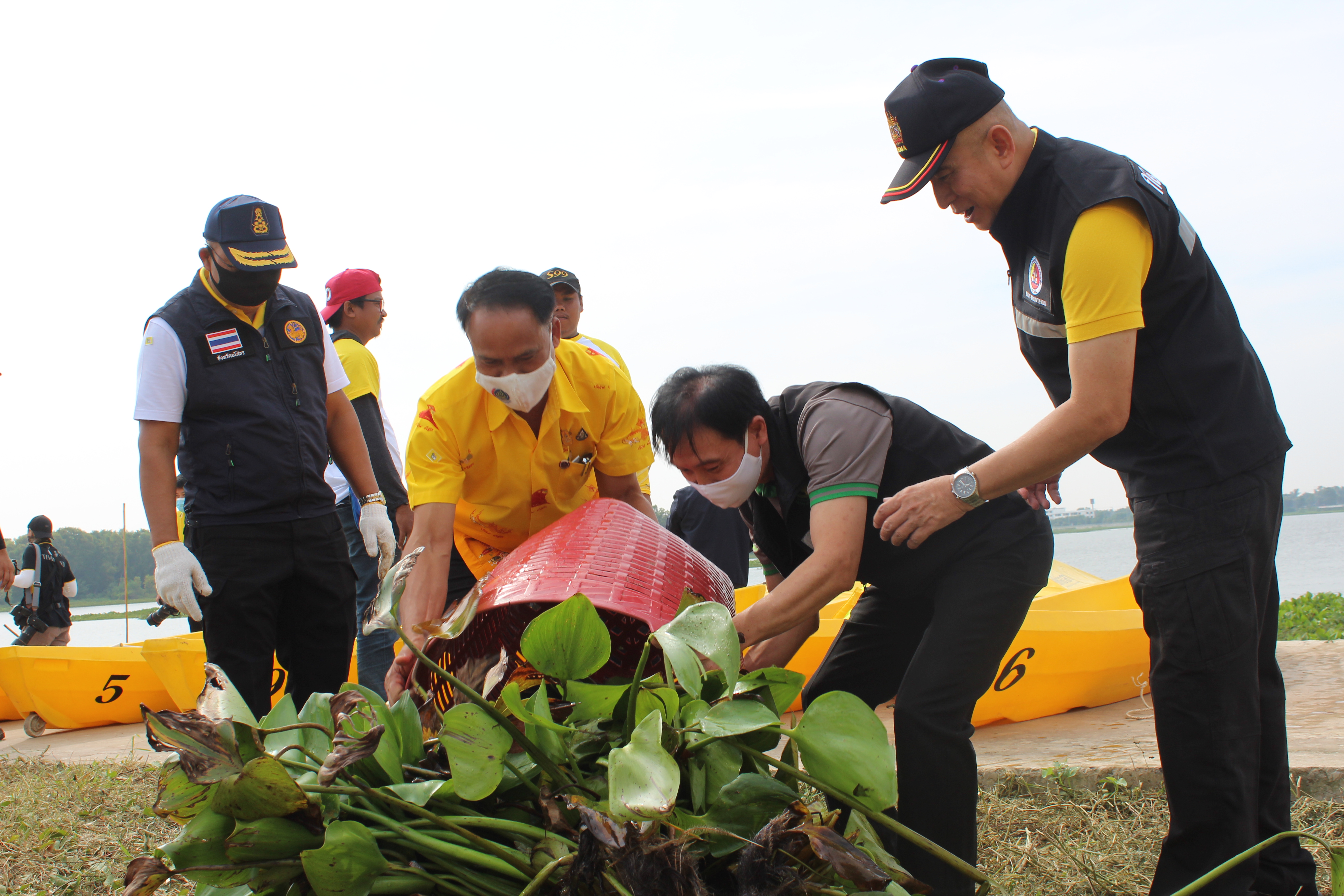 พจ.ยโสธร ร่วมกิจกรรมสิงห์อาสาสู้น้ำท่วมปรับภูมิทัศน์ แหล่งท่องเที่ยว(กิจกรรมเก็บผักตบชวา)