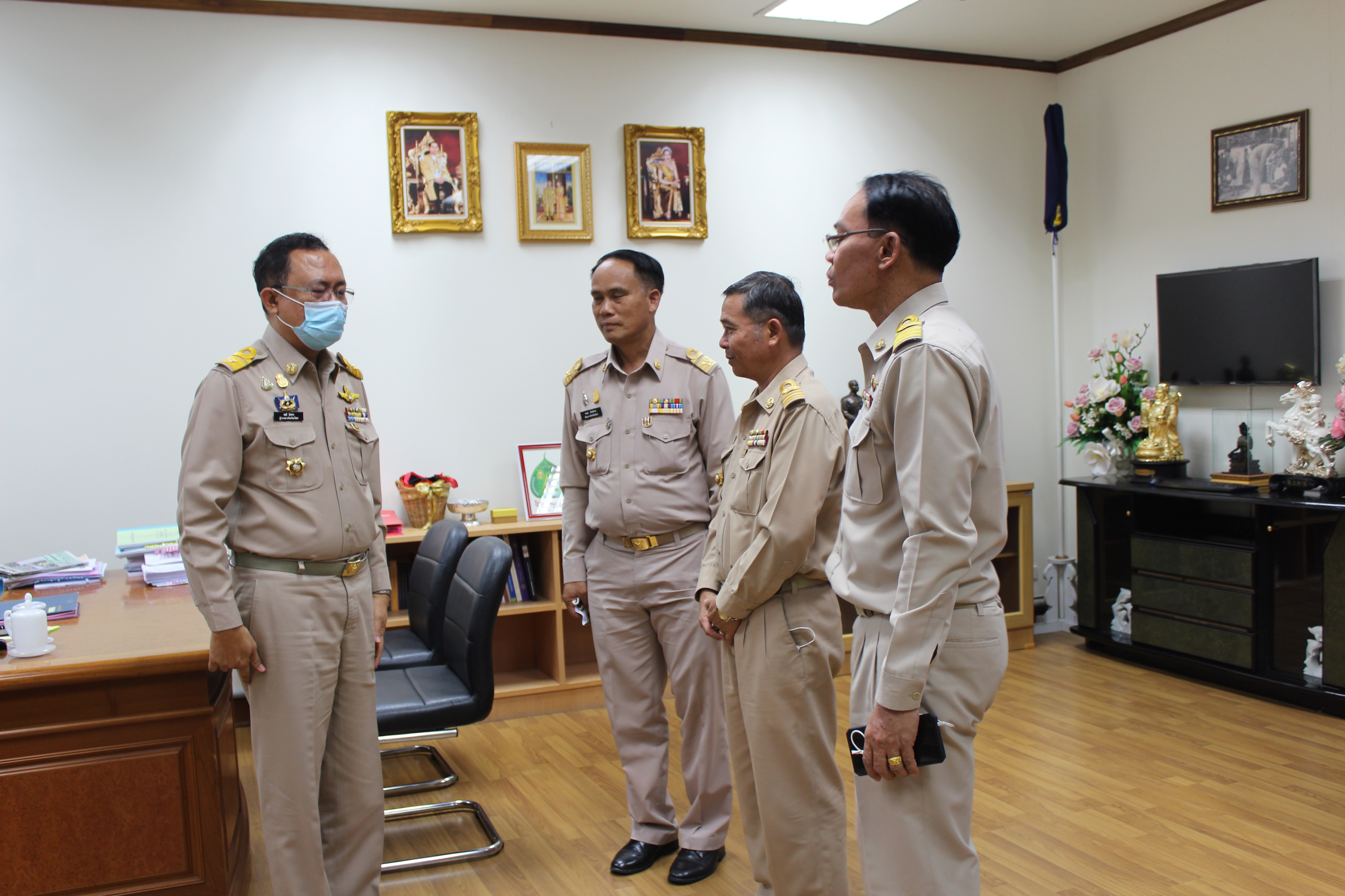 พจ.ยโสธร นำ ผอ.กลุ่มงานยุทธศาสตร์การพัฒนาชุมชน และ ผอ.กลุ่มงานส่งเสริม                  การพัฒนาชุมชน เข้ารายงานตัวกับ  ผู้ว่าราชการจังหวัดยโสธร รองผู้ว่าราชการจังหวัดยโสธร ปลัดจังหวัดยโสธร ในโอกาสที่ย้ายมาดำรงตำแหน่งใหม่