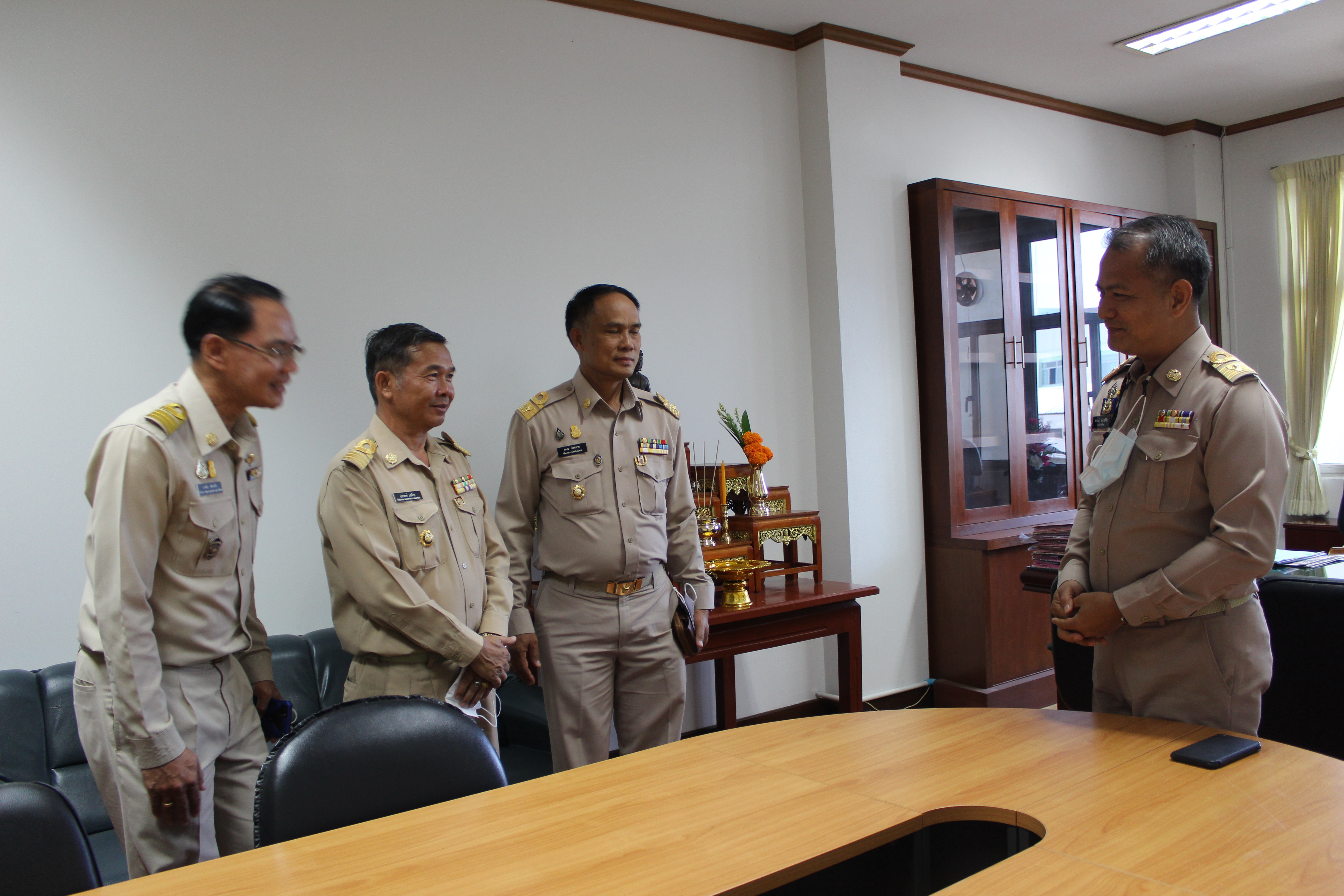 พจ.ยโสธร นำ ผอ.กลุ่มงานยุทธศาสตร์การพัฒนาชุมชน และ ผอ.กลุ่มงานส่งเสริม                  การพัฒนาชุมชน เข้ารายงานตัวกับ  ผู้ว่าราชการจังหวัดยโสธร รองผู้ว่าราชการจังหวัดยโสธร ปลัดจังหวัดยโสธร ในโอกาสที่ย้ายมาดำรงตำแหน่งใหม่