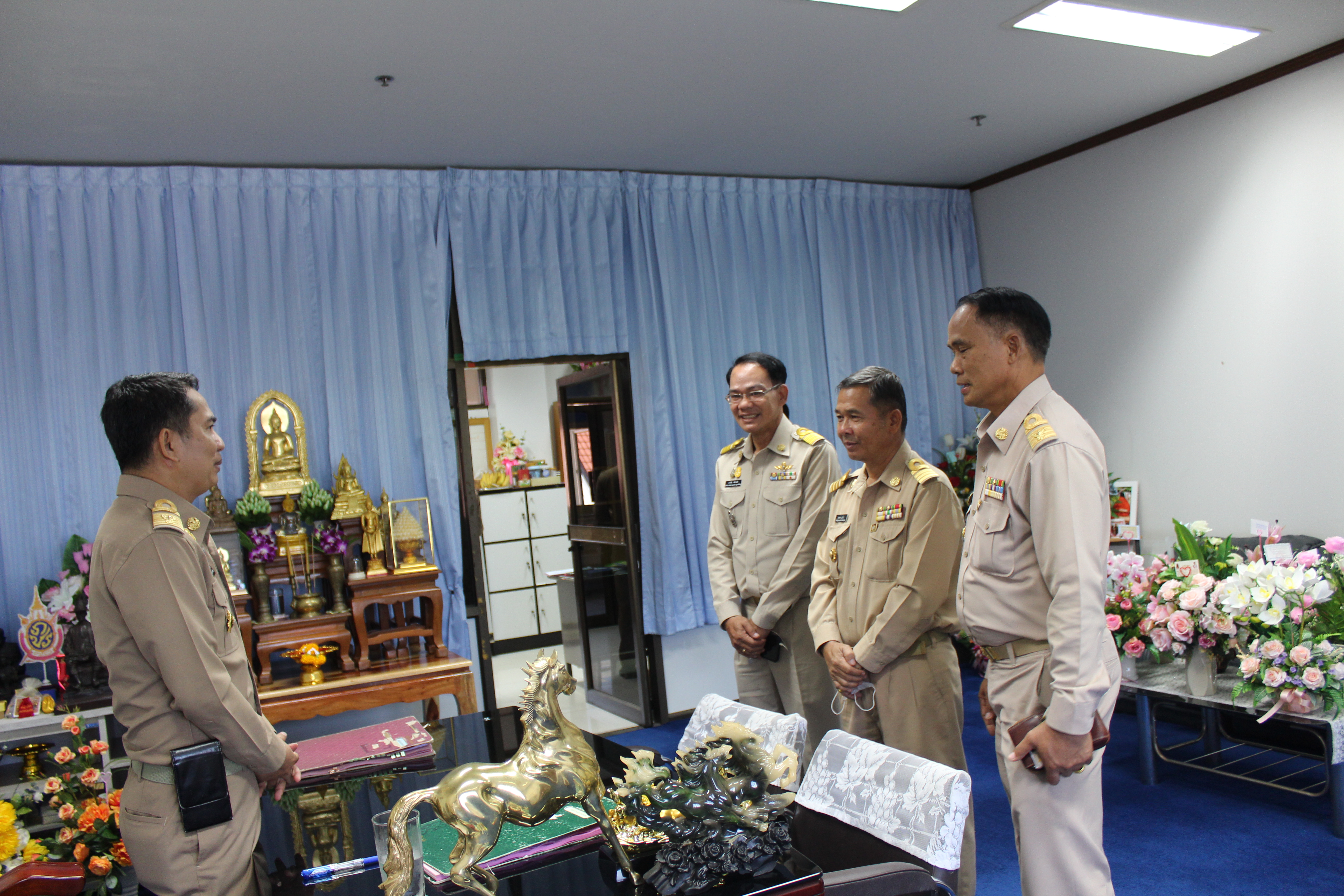 พจ.ยโสธร นำ ผอ.กลุ่มงานยุทธศาสตร์การพัฒนาชุมชน และ ผอ.กลุ่มงานส่งเสริม                  การพัฒนาชุมชน เข้ารายงานตัวกับ  ผู้ว่าราชการจังหวัดยโสธร รองผู้ว่าราชการจังหวัดยโสธร ปลัดจังหวัดยโสธร ในโอกาสที่ย้ายมาดำรงตำแหน่งใหม่