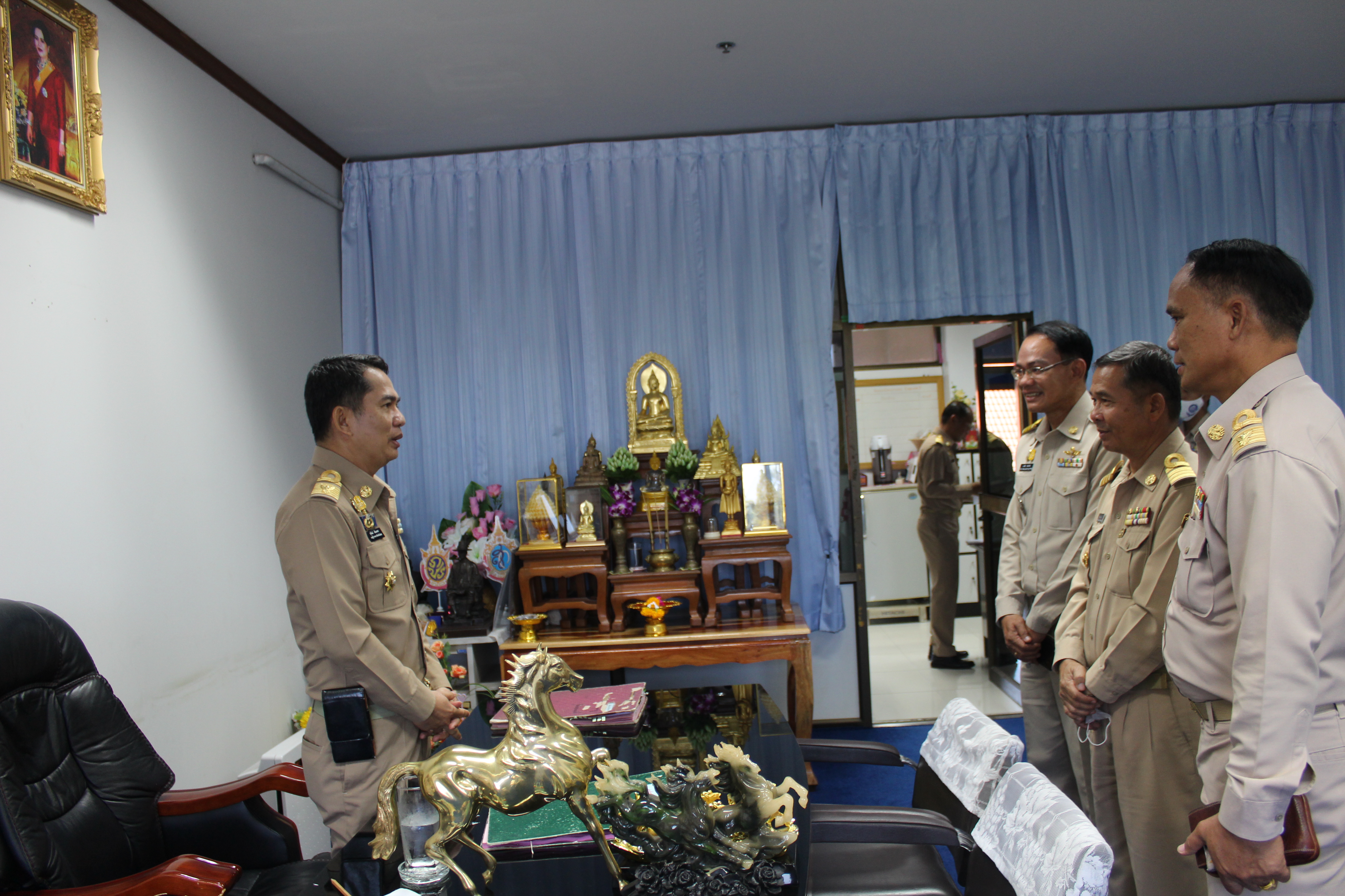 พจ.ยโสธร นำ ผอ.กลุ่มงานยุทธศาสตร์การพัฒนาชุมชน และ ผอ.กลุ่มงานส่งเสริม                  การพัฒนาชุมชน เข้ารายงานตัวกับ  ผู้ว่าราชการจังหวัดยโสธร รองผู้ว่าราชการจังหวัดยโสธร ปลัดจังหวัดยโสธร ในโอกาสที่ย้ายมาดำรงตำแหน่งใหม่