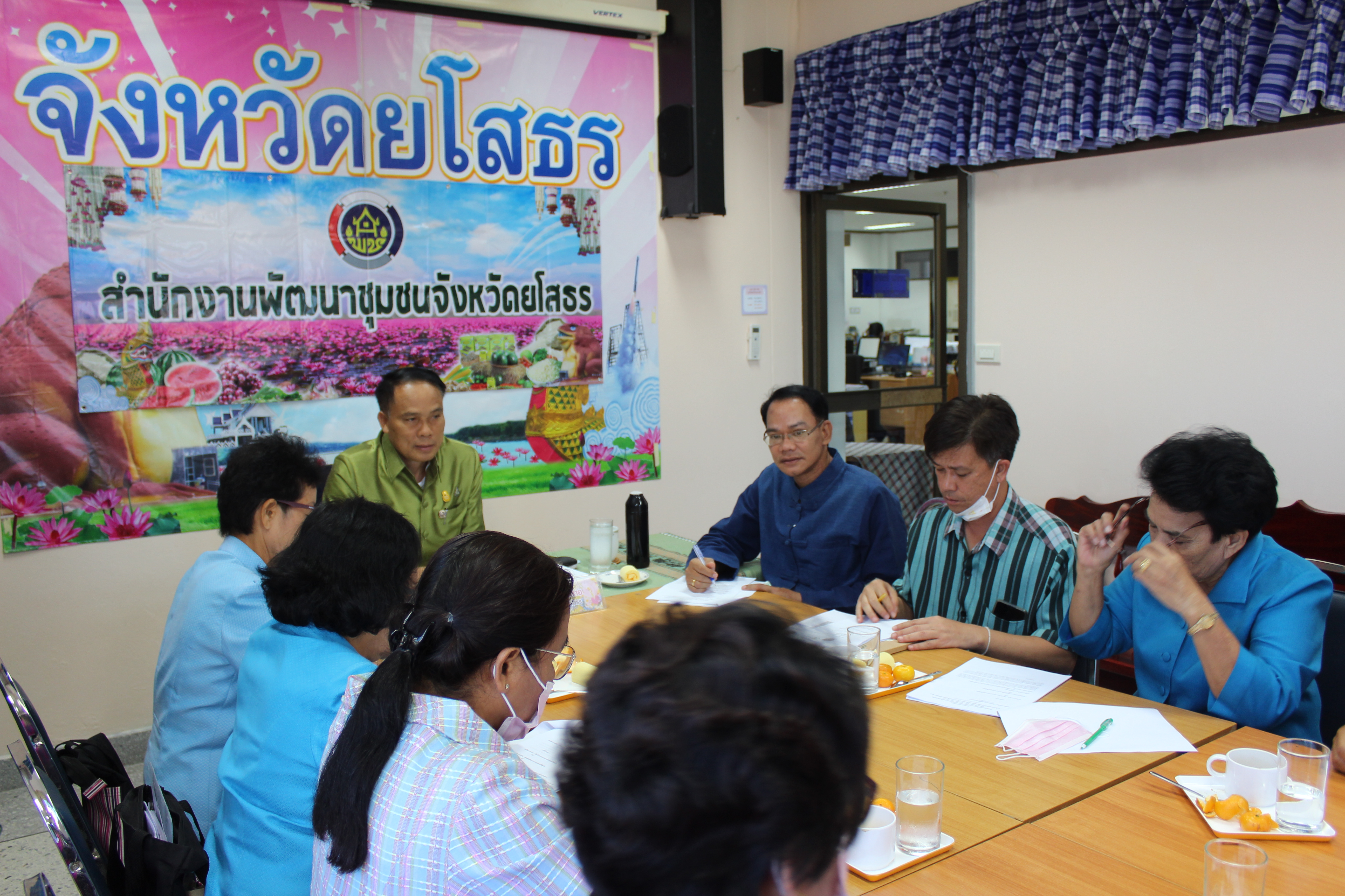 วันพุธ ที่ 18 พ.ย. 2563 เวลา 09.30 น. นายพนม สิงห์สาย พัฒนาการจังหวัดยโสธร                   เป็นประธานการประชุมคัดเลือกและแต่งตั้งคณะทำงานขับเคลื่อนกองทุนพัฒนาบทบาทสตรีจังหวัดยโสธร ณ ห้องประชุมสำนักงานพัฒนาชุมชนจังหวัดยโสธร ชั้น 4 ศาลากลางจังหวัดยโสธร ซึ่งมีผู้แทนหัวหน้าคณะทำงานขับเคลื่อนฯ ตำบล/เทศบาล อำเภอละ 1 ท่าน เข้าร่วมประชุมในครั้งนี้