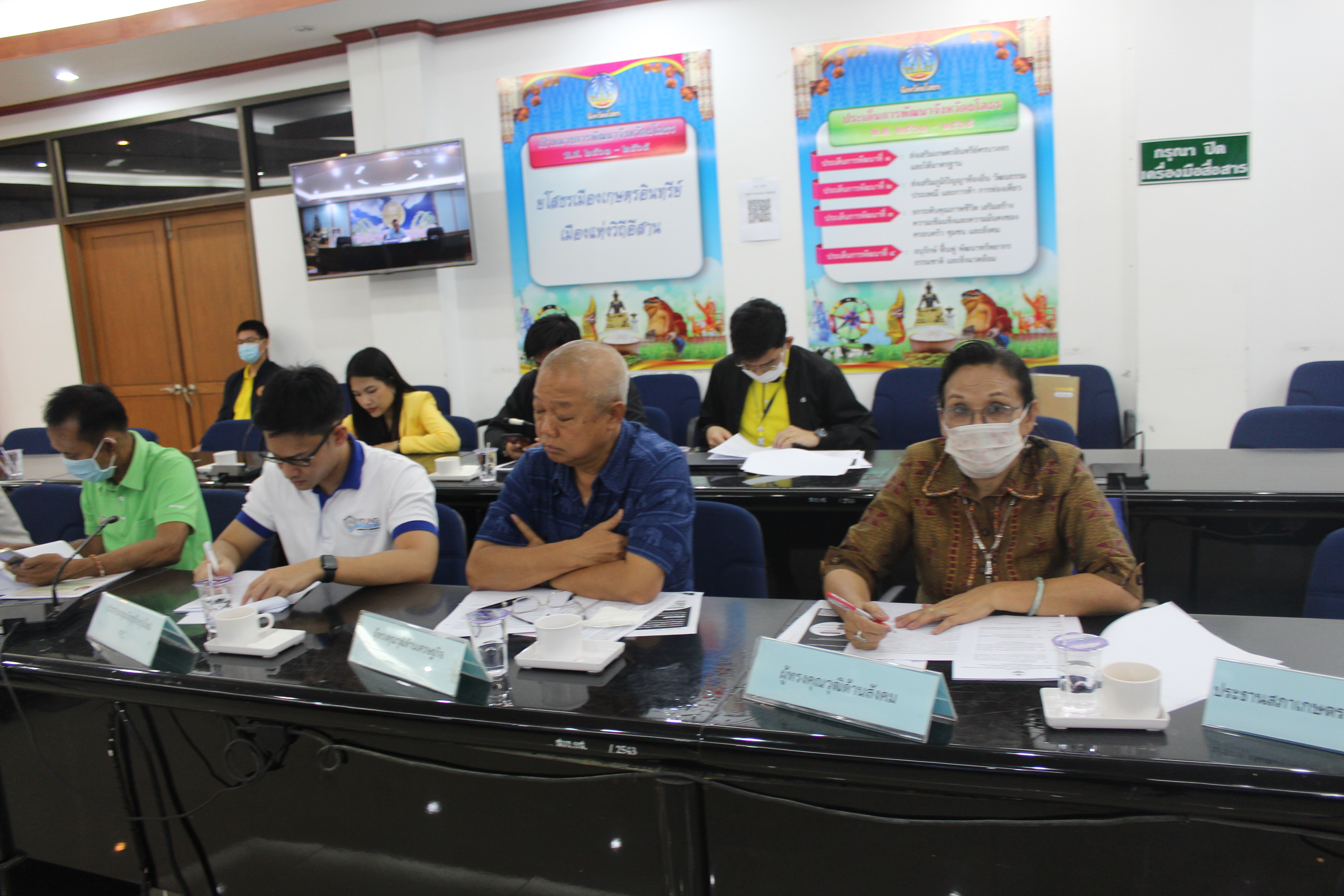 วันพุธ ที่ 25 พ.ย. 2563 เวลา 14.30 น. นายชลธี ยังตรง ผู้ว่าราชการจังหวัดยโสธร เป็นประธานเปิดการประชุมคณะกรรมการร่วมภาครัฐและเอกชนเพื่อพัฒนาและแก้ไขปัญหาทางเศรษฐกิจจังหวัดยโสธร ณ ห้องประชุมข้าวหอมมะลิอินทรีย์ ศาลากลางจังหวัดยโสธร หลังใหม่ ชั้น 3                    	ในการนี้ นายพนม สิงห์สาย พัฒนาการจังหวัดยโสธร เข้าร่วมประชุมดังกล่าว เพื่อให้การดำเนินงานความร่วมมือภาครัฐและเอกชนเพื่อพัฒนาและแก้ไขปัญหาทางเศรษฐกิจของจังหวัด ดำเนินไปอย่างต่อเนื่องและเกิดประสิทธิภาพสูงสุด