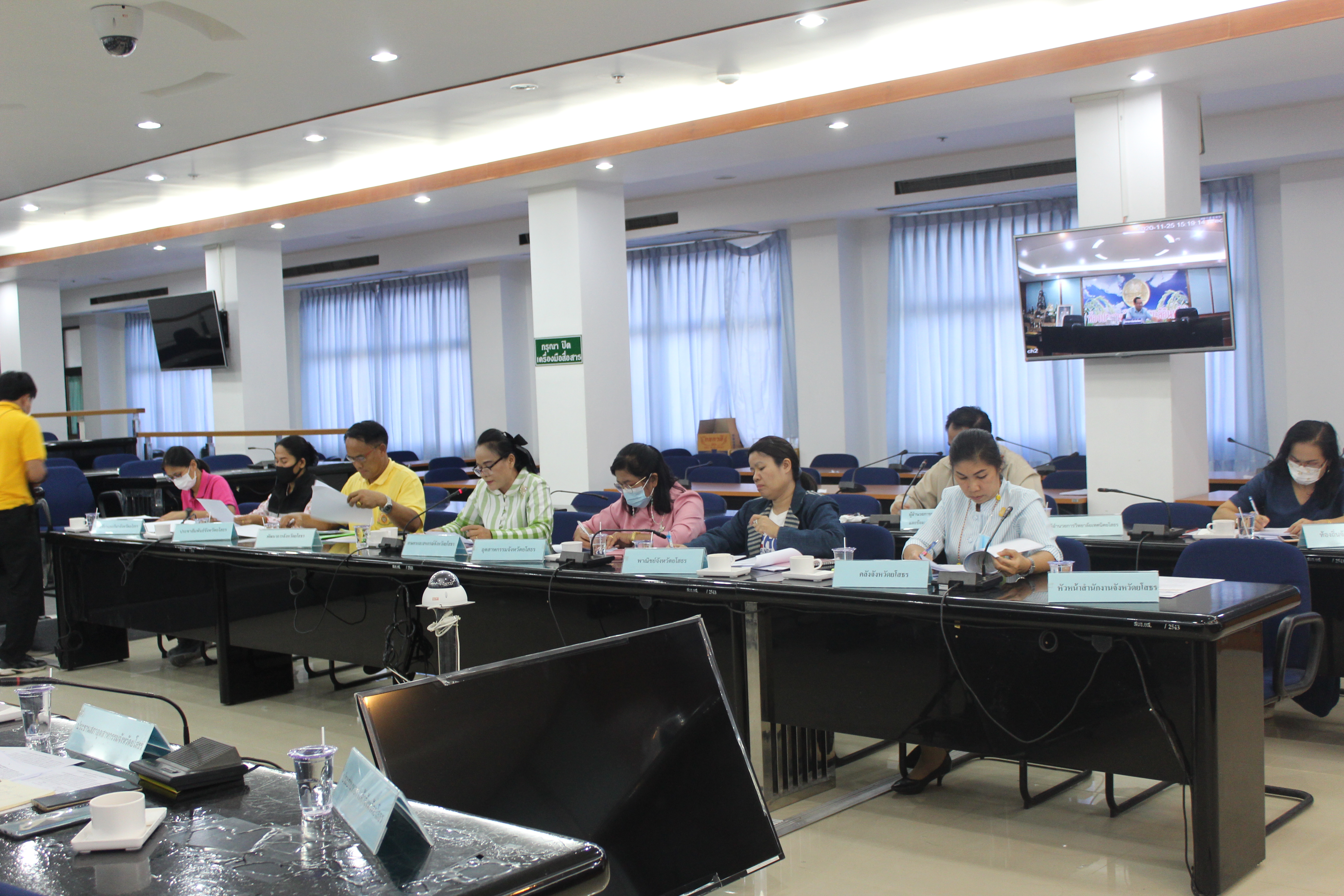 วันพุธ ที่ 25 พ.ย. 2563 เวลา 14.30 น. นายชลธี ยังตรง ผู้ว่าราชการจังหวัดยโสธร เป็นประธานเปิดการประชุมคณะกรรมการร่วมภาครัฐและเอกชนเพื่อพัฒนาและแก้ไขปัญหาทางเศรษฐกิจจังหวัดยโสธร ณ ห้องประชุมข้าวหอมมะลิอินทรีย์ ศาลากลางจังหวัดยโสธร หลังใหม่ ชั้น 3                    	ในการนี้ นายพนม สิงห์สาย พัฒนาการจังหวัดยโสธร เข้าร่วมประชุมดังกล่าว เพื่อให้การดำเนินงานความร่วมมือภาครัฐและเอกชนเพื่อพัฒนาและแก้ไขปัญหาทางเศรษฐกิจของจังหวัด ดำเนินไปอย่างต่อเนื่องและเกิดประสิทธิภาพสูงสุด