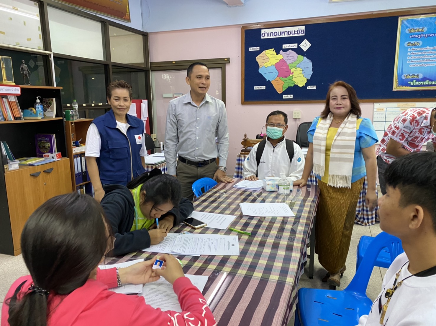 พช.ยโสธร ลงพื้นที่ติดตามการรับสมัครคัดเลือกบุคคล เพื่อจัดจ้างเป็นลูกจ้างเหมาบริการปฏิบัติภารกิจตามโครงการพัฒนาพื้นที่ต้นแบบการพัฒนาคุณภาพชีวิตตามหลักทฤษฎีใหม่ ประยุกต์สู่ “โคก หนอง นาโมเดล” จังหวัดยโสธร