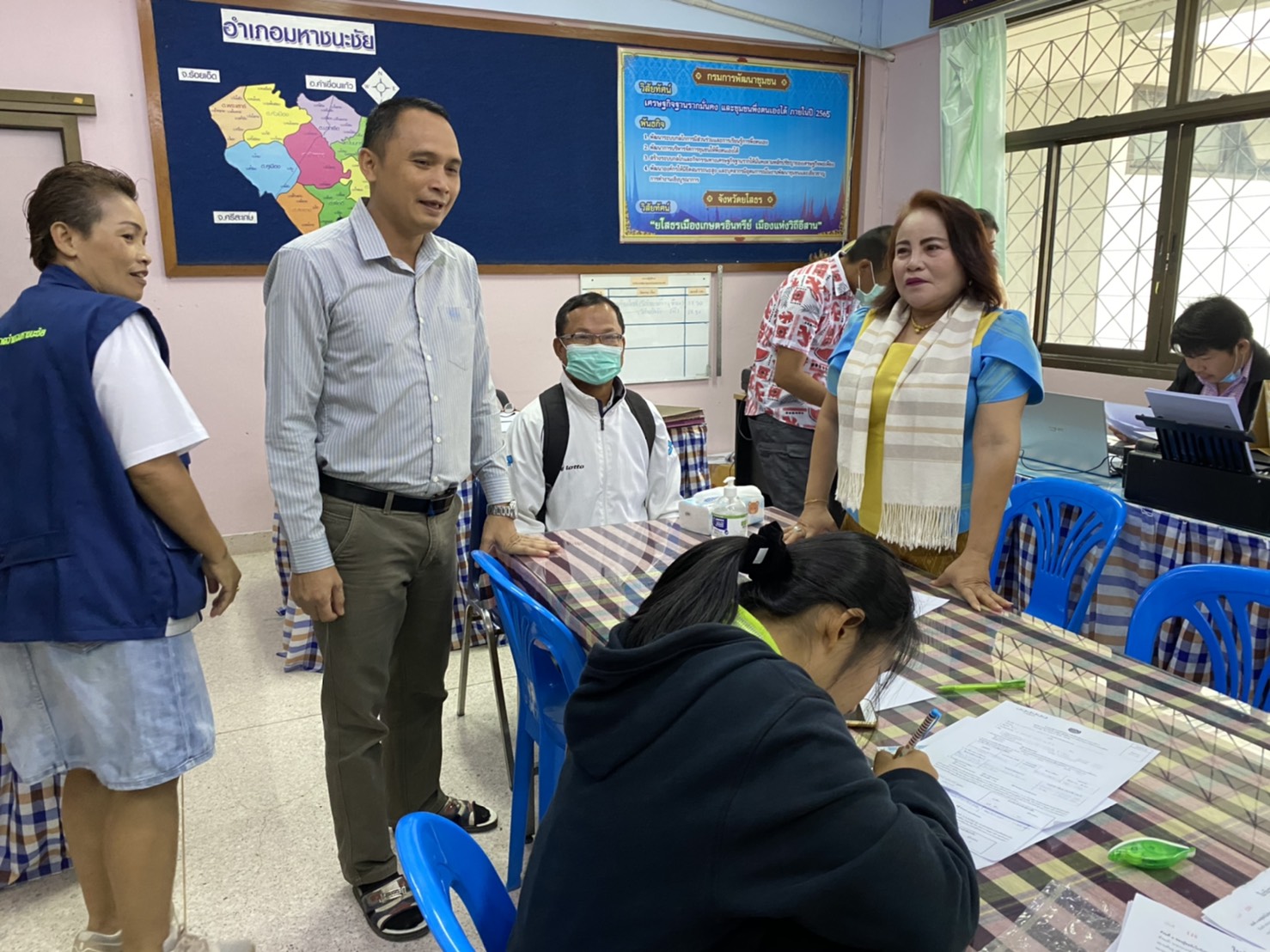 พช.ยโสธร ลงพื้นที่ติดตามการรับสมัครคัดเลือกบุคคล เพื่อจัดจ้างเป็นลูกจ้างเหมาบริการปฏิบัติภารกิจตามโครงการพัฒนาพื้นที่ต้นแบบการพัฒนาคุณภาพชีวิตตามหลักทฤษฎีใหม่ ประยุกต์สู่ “โคก หนอง นาโมเดล” จังหวัดยโสธร