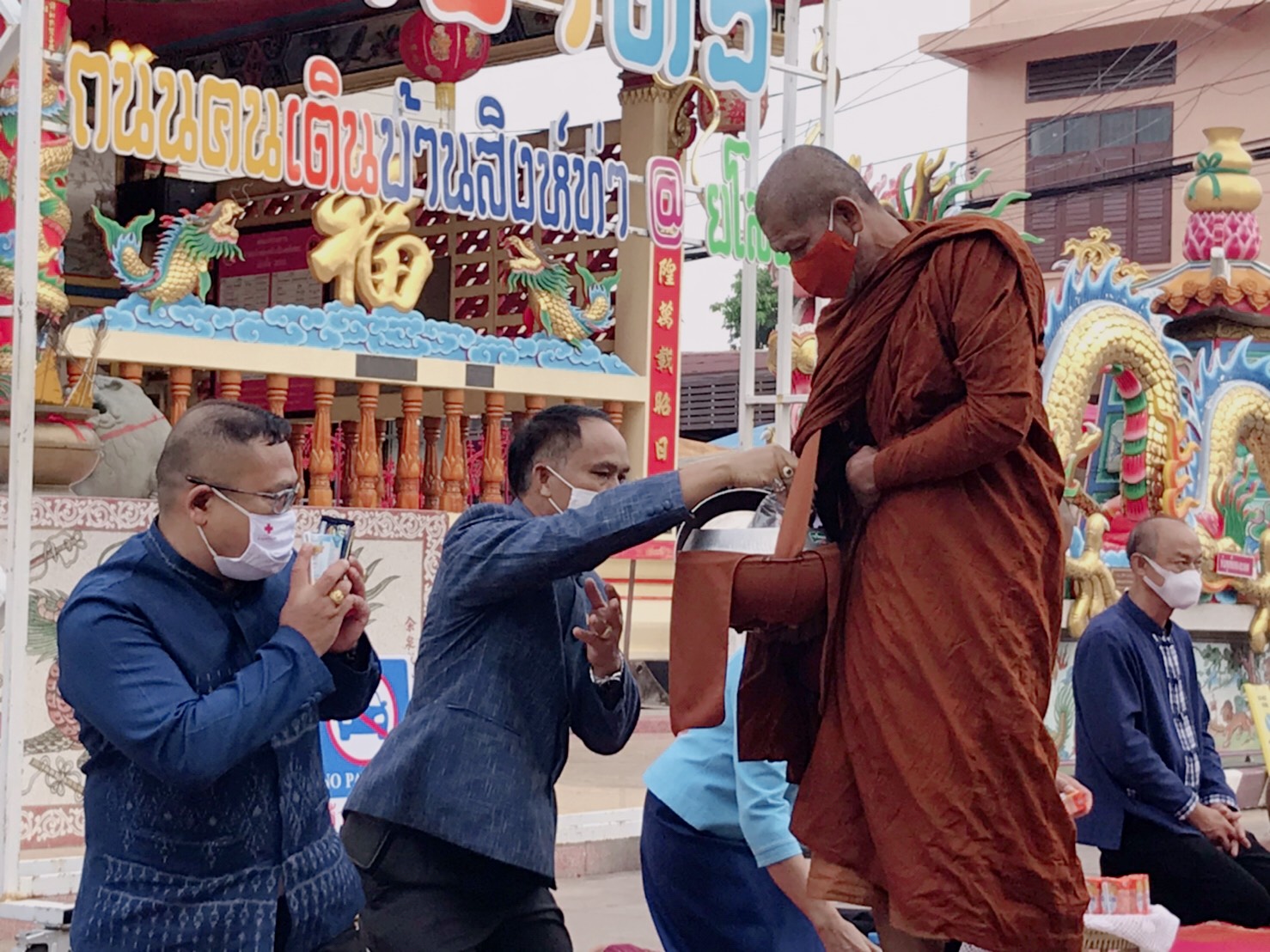 พช.ยโสธร ร่วมกิจกรรมทำบุญตักบาตรย้อนยุค  “วิถีถิ่น วิถีไทย”งานถนนคนเดินยโสธร (บ้านสิงห์ท่า)