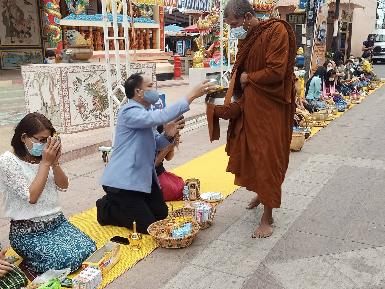 พจ.ยโสธร ร่วมทำบุญตักบาตร “ย้อนยุควิถีถิ่น วิถีไทย”