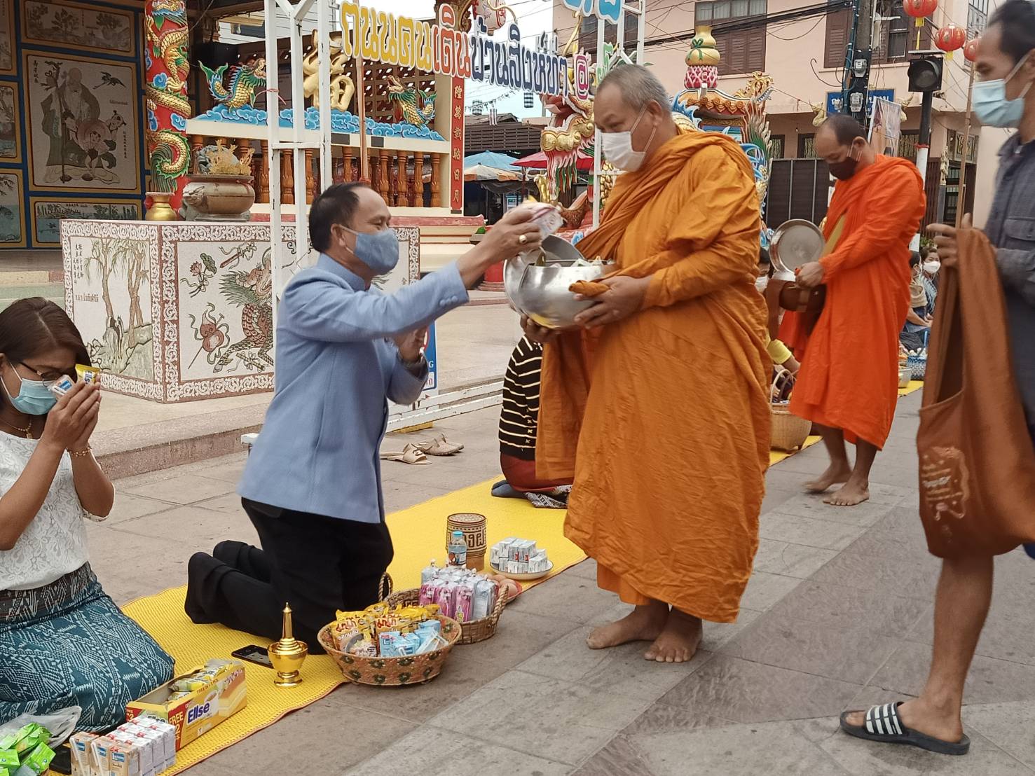 พจ.ยโสธร ร่วมทำบุญตักบาตร “ย้อนยุควิถีถิ่น วิถีไทย”