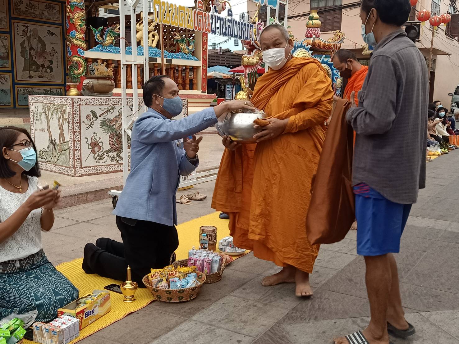 พจ.ยโสธร ร่วมทำบุญตักบาตร “ย้อนยุควิถีถิ่น วิถีไทย”