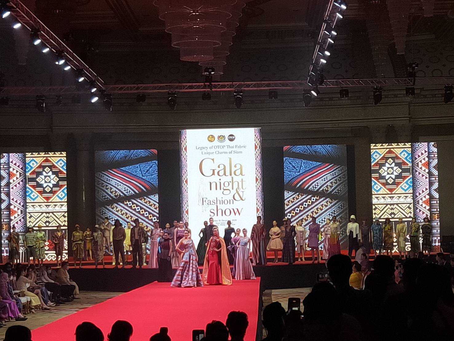 พช.ยโสธร ร่วมพิธีเปิดงานกาล่าไนท์  สืบสานภูมิปัญญา OTOP ผ้าไทย