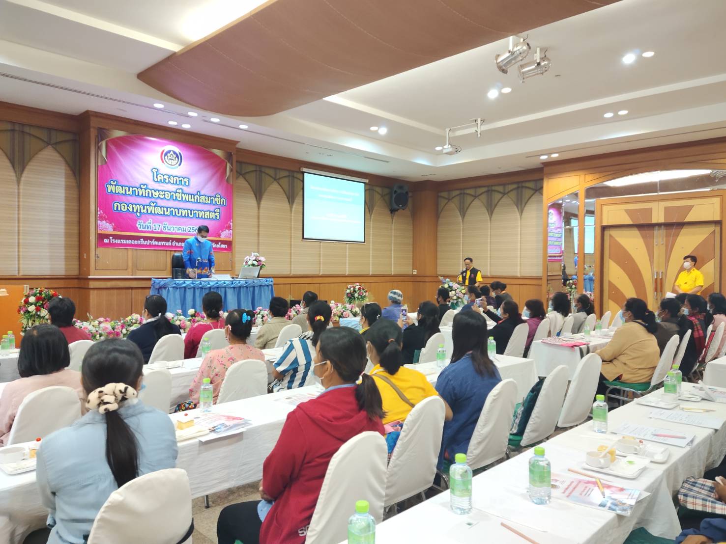 พช.ยโสธร เปิดโครงการพัฒนาทักษะอาชีพแก่สมาชิกกองทุนพัฒนาบทบาทสตรี และบรรยายการดำเนินงานกองทุนพัฒนาบทบาทสตรี