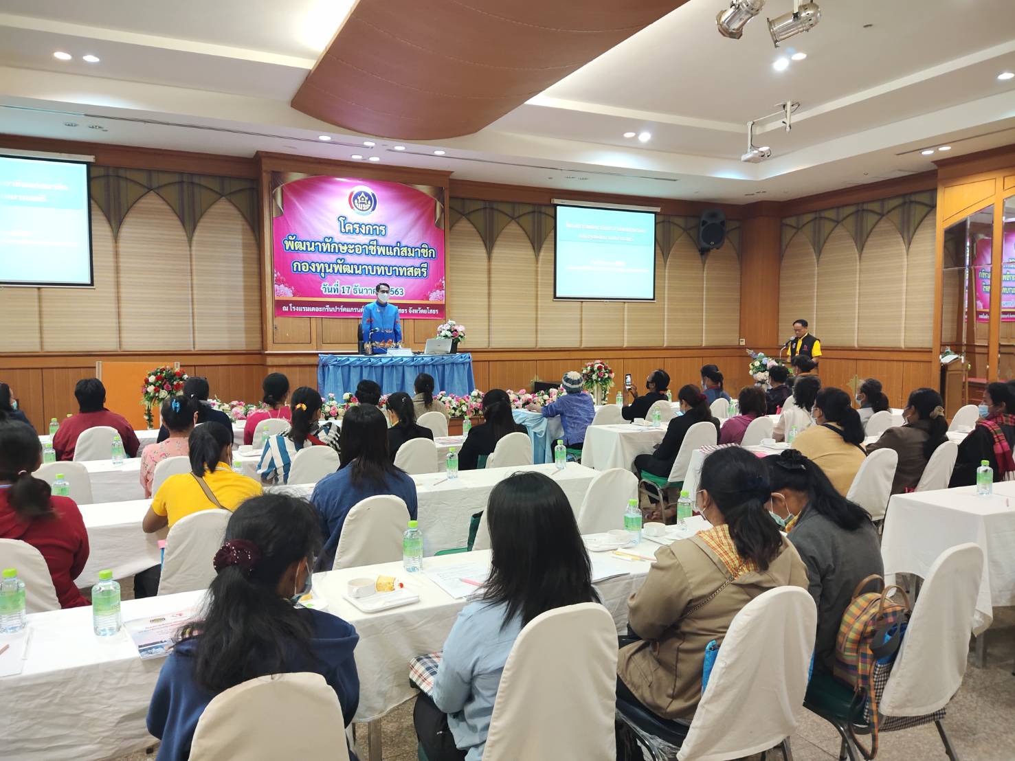 พช.ยโสธร เปิดโครงการพัฒนาทักษะอาชีพแก่สมาชิกกองทุนพัฒนาบทบาทสตรี และบรรยายการดำเนินงานกองทุนพัฒนาบทบาทสตรี