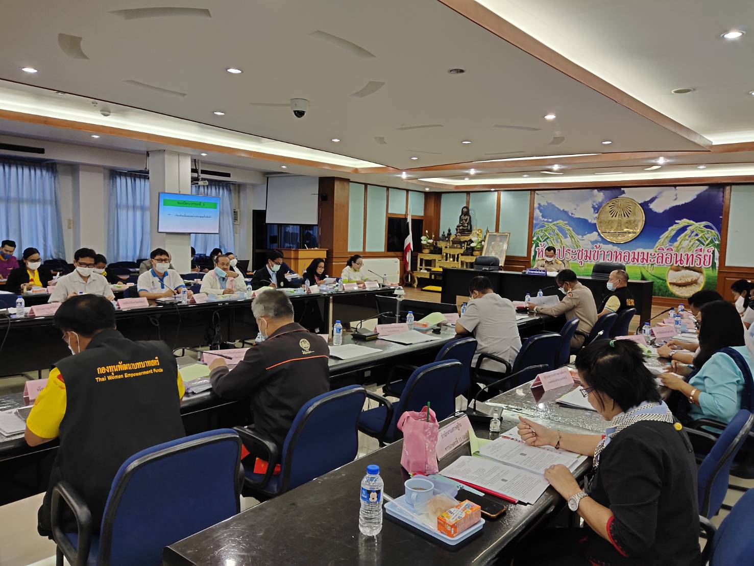 วันพฤหัสบดีที่ 24 ธันวาคม 2563 เวลา 13.30 น. นายชลธี ยังตรง ผู้ว่าราชการจังหวัดยโสธร าชการจังหวัดยโสธร เป็นประธานประชุมคณะอนุกรรมการพัฒนาการเกษตรและสหกรณ์ระดับจังหวัด ครั้งที่ 5/2563 ณ ห้องประชุมข้าวหอมมะลิอินทรีย์ ศาลากลางจังหวัดยโสธร ชั้น 3 ทั้งนี้ นายพนม สิงห์สาย พัฒนาการจังหวัดยโสธร เข้าร่วมประชุมดังกล่าว