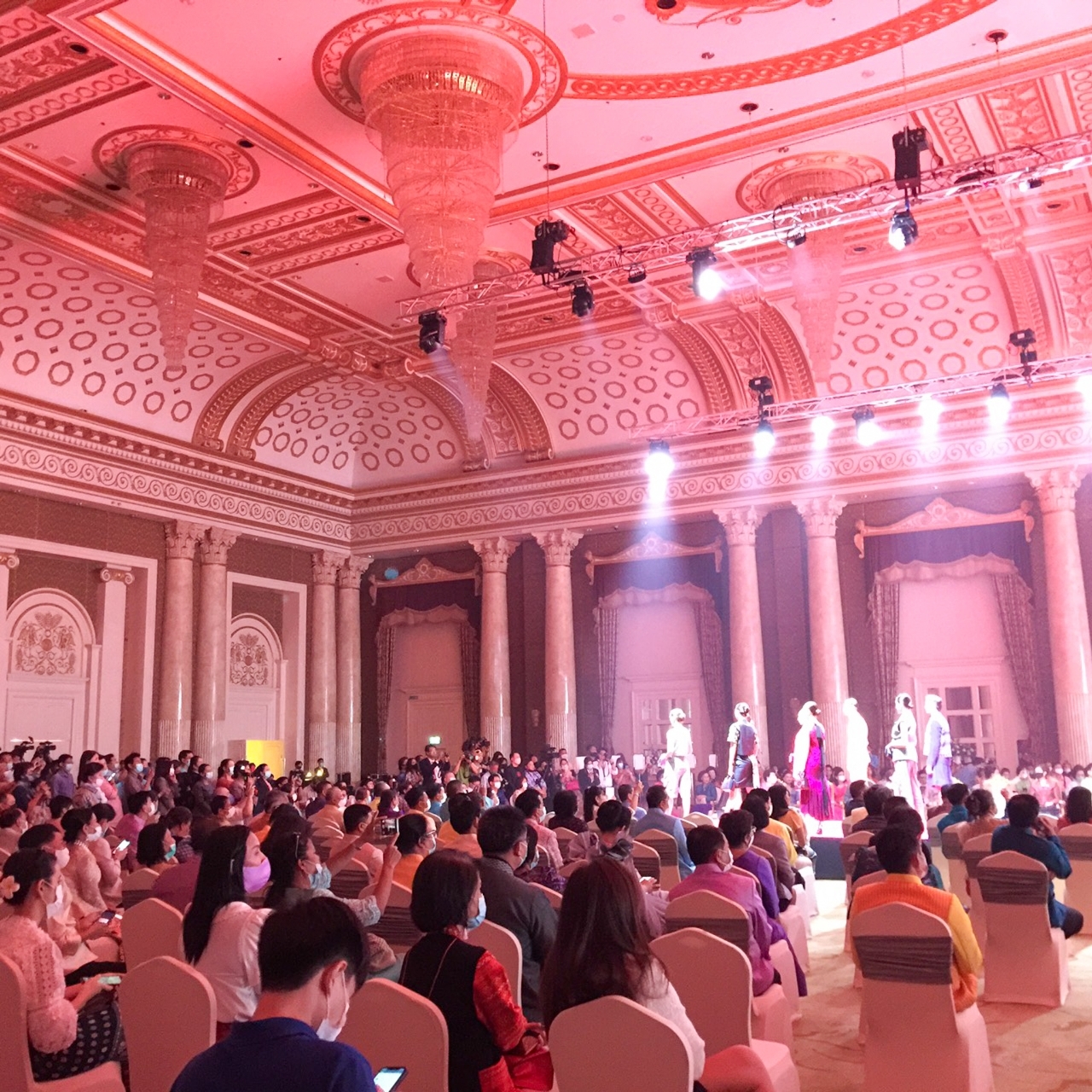 พช.ยโสธร ร่วมพิธีเปิดงานกาล่าไนท์  สืบสานภูมิปัญญา OTOP ผ้าไทย