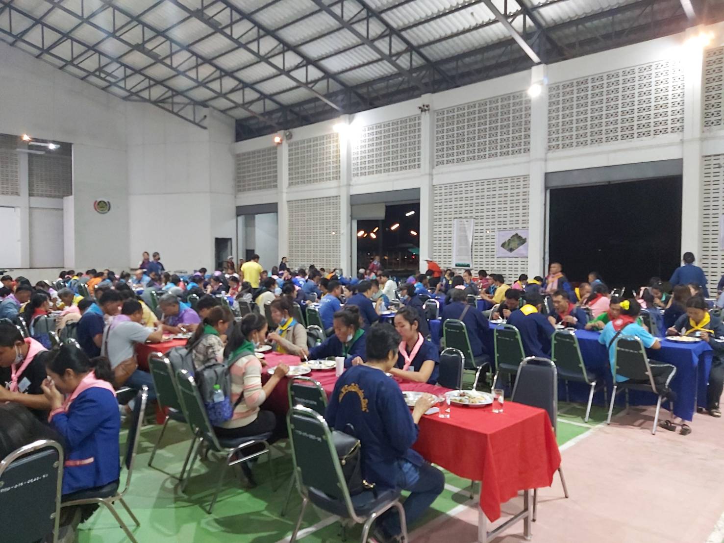 พจ.ยโสธร พบปะและตรวจเยี่ยมให้กำลังใจครัวเรือนเป้าหมายต้นแบบ  และพนักงานจ้างเหมาบริการตาม โครงการพัฒนาพื้นที่ต้นแบบการพัฒนาคุณภาพชีวิต ตามหลักทฤษฎีใหม่ประยุกต์สู่ “โคกหนอง นาโมเดล”