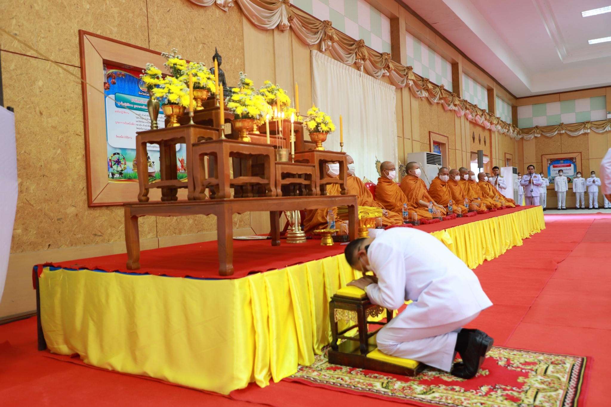 พช.ยโสธร ร่วมพิธีทำบุญตักบาตรถวายพระราชกุศล เนื่องในวันคล้ายวันพระบรมราชสมภพ พระบาทสมเด็จพระบรมชนกาธิเบศร มหาภูมิพลอดุลยเดชมหาราช บรมนาถบพิตร