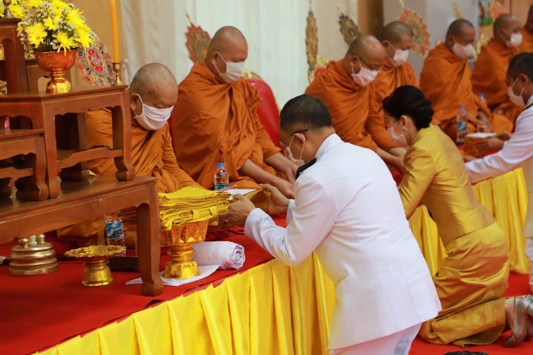 พช.ยโสธร ร่วมพิธีทำบุญตักบาตรถวายพระราชกุศล เนื่องในวันคล้ายวันพระบรมราชสมภพ พระบาทสมเด็จพระบรมชนกาธิเบศร มหาภูมิพลอดุลยเดชมหาราช บรมนาถบพิตร