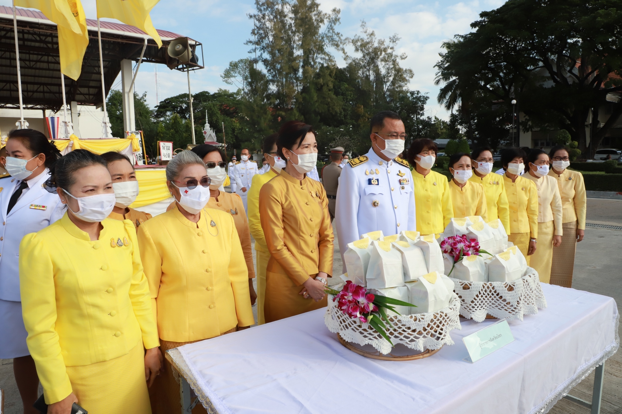 พช.ยโสธร ร่วมพิธีทำบุญตักบาตรถวายพระราชกุศล เนื่องในวันคล้ายวันพระบรมราชสมภพ พระบาทสมเด็จพระบรมชนกาธิเบศร มหาภูมิพลอดุลยเดชมหาราช บรมนาถบพิตร