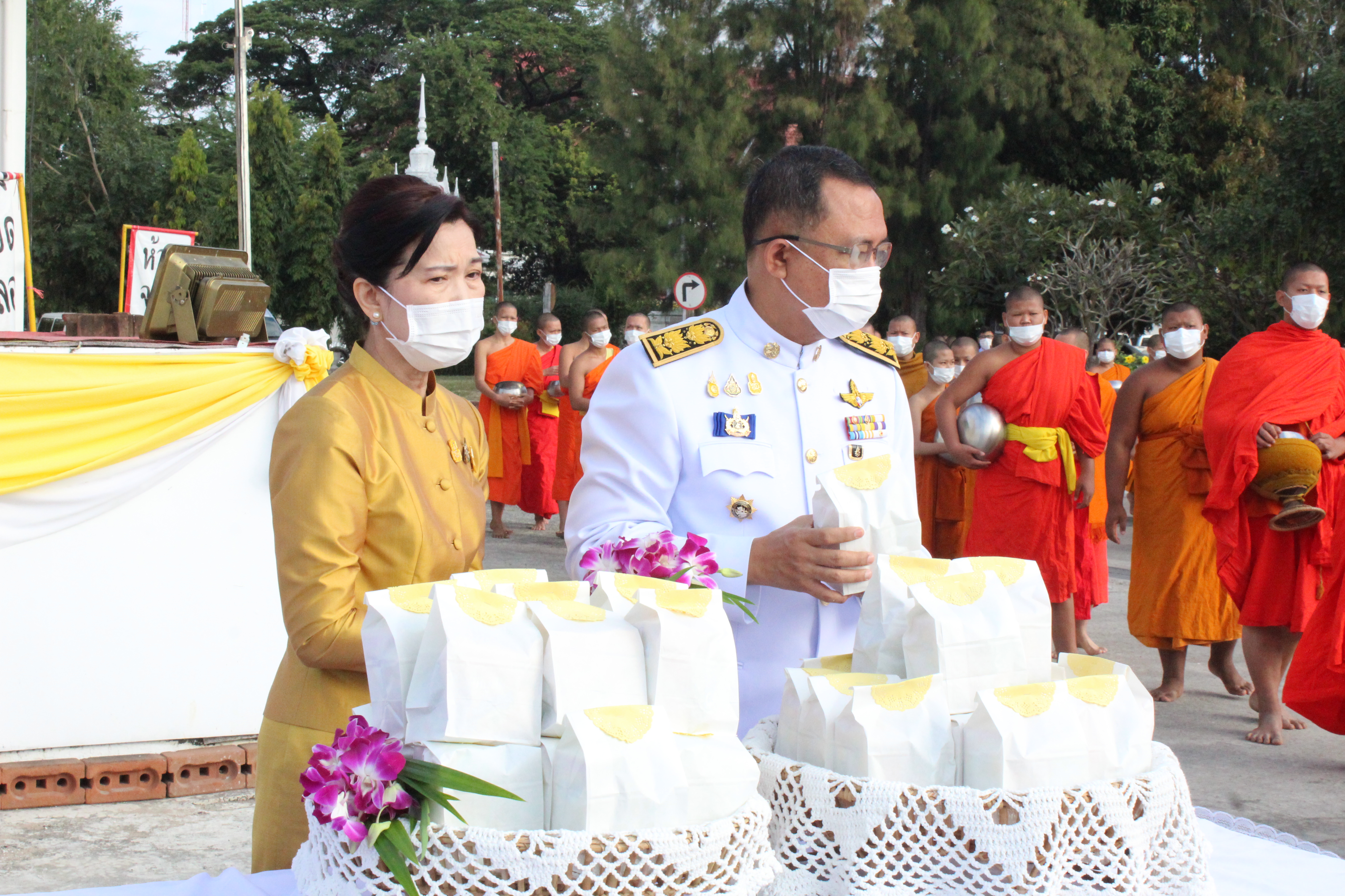 พช.ยโสธร ร่วมพิธีทำบุญตักบาตรถวายพระราชกุศล เนื่องในวันคล้ายวันพระบรมราชสมภพ พระบาทสมเด็จพระบรมชนกาธิเบศร มหาภูมิพลอดุลยเดชมหาราช บรมนาถบพิตร