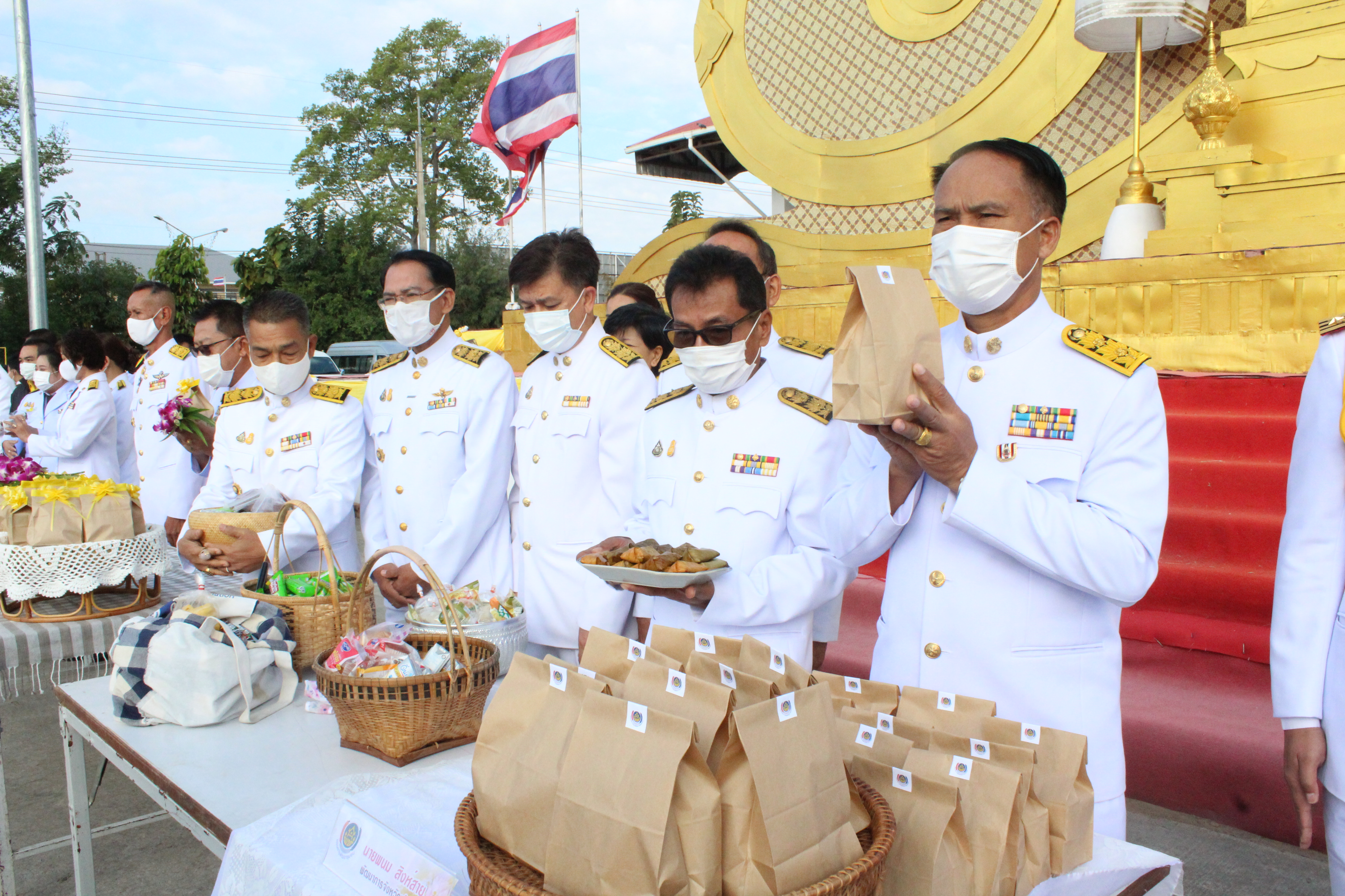 พช.ยโสธร ร่วมพิธีทำบุญตักบาตรถวายพระราชกุศล เนื่องในวันคล้ายวันพระบรมราชสมภพ พระบาทสมเด็จพระบรมชนกาธิเบศร มหาภูมิพลอดุลยเดชมหาราช บรมนาถบพิตร