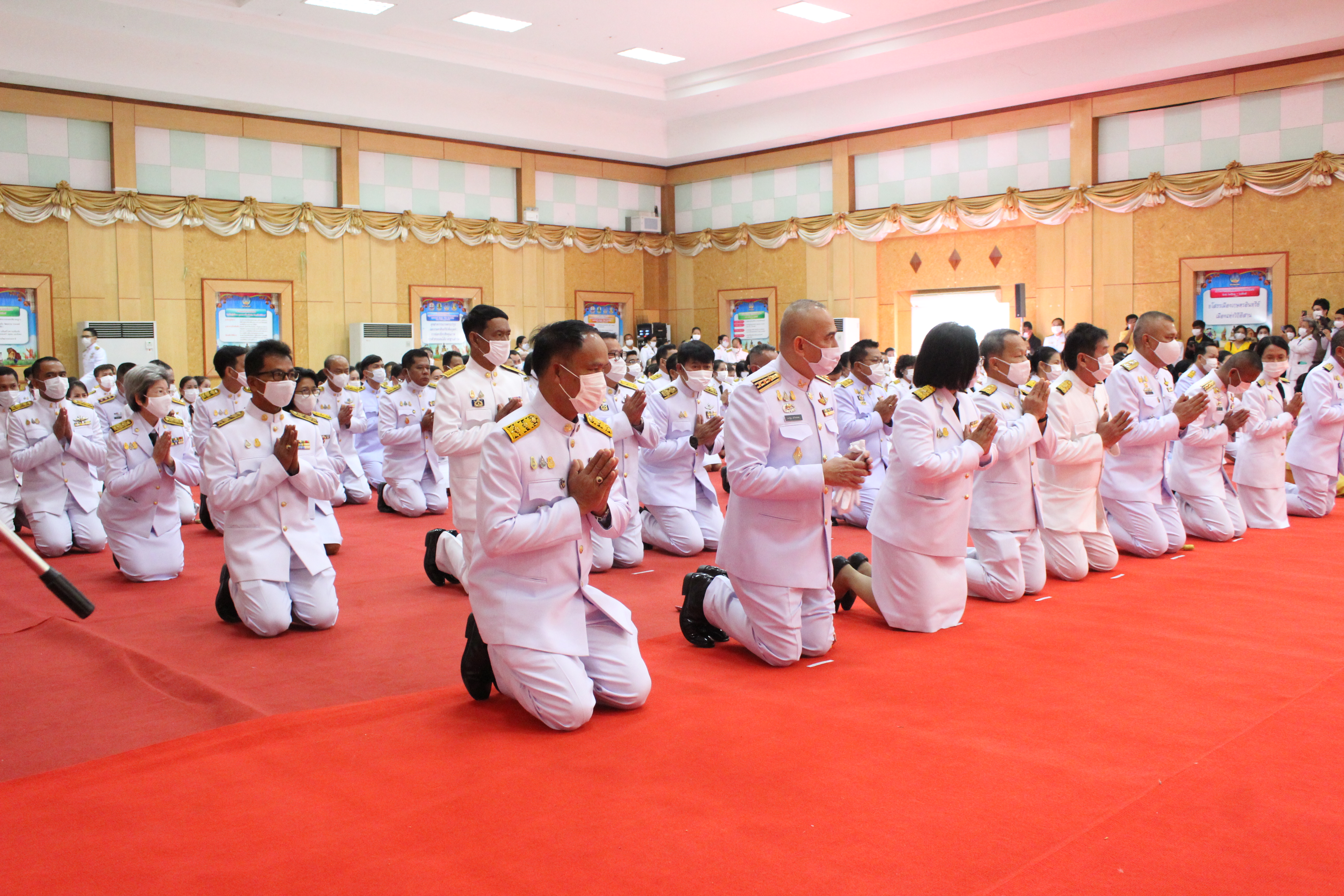 พช.ยโสธร ร่วมพิธีวางพานพุ่มและพิธีถวายบังคม เนื่องในวันคล้ายวันพระบรมราชสมภพ พระบาทสมเด็จพระบรมชนกาธิเบศร มหาภูมิพลอดุลยเดชมหาราช บรมนาถบพิตร วันชาติ และวันพ่อแห่งชาติ 5 ธันวาคม 2563
