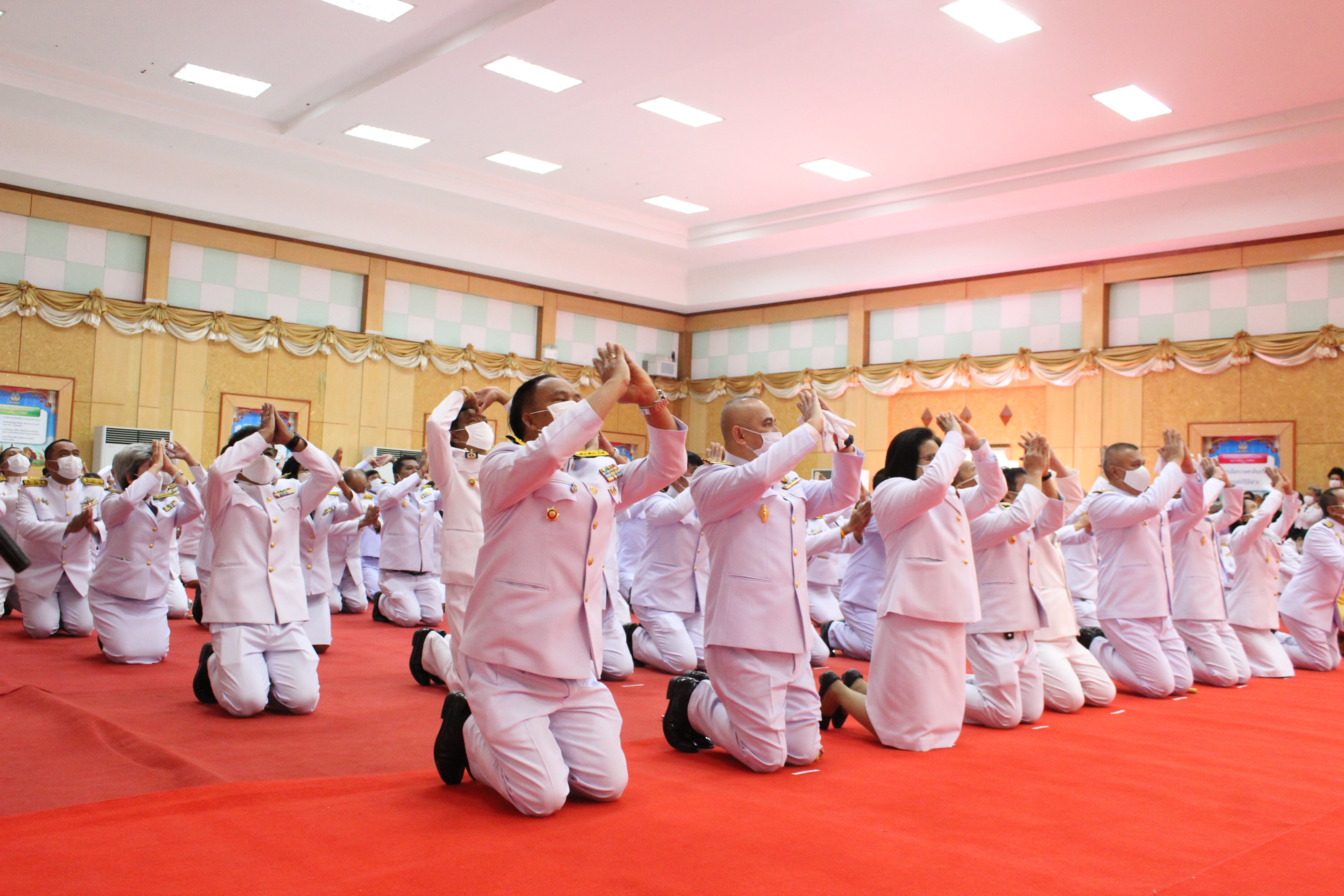 พช.ยโสธร ร่วมพิธีวางพานพุ่มและพิธีถวายบังคม เนื่องในวันคล้ายวันพระบรมราชสมภพ พระบาทสมเด็จพระบรมชนกาธิเบศร มหาภูมิพลอดุลยเดชมหาราช บรมนาถบพิตร วันชาติ และวันพ่อแห่งชาติ 5 ธันวาคม 2563