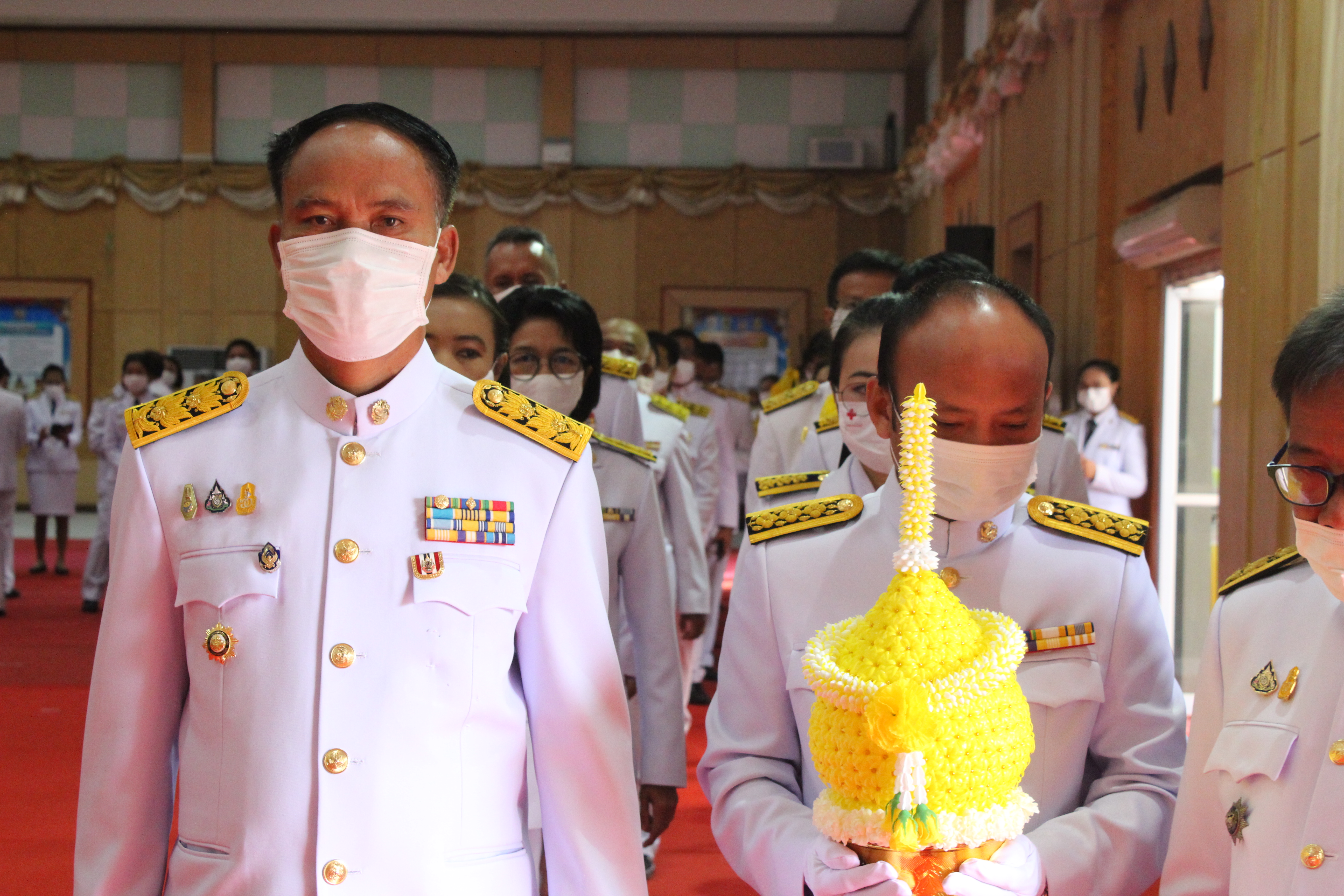 พช.ยโสธร ร่วมพิธีวางพานพุ่มและพิธีถวายบังคม เนื่องในวันคล้ายวันพระบรมราชสมภพ พระบาทสมเด็จพระบรมชนกาธิเบศร มหาภูมิพลอดุลยเดชมหาราช บรมนาถบพิตร วันชาติ และวันพ่อแห่งชาติ 5 ธันวาคม 2563
