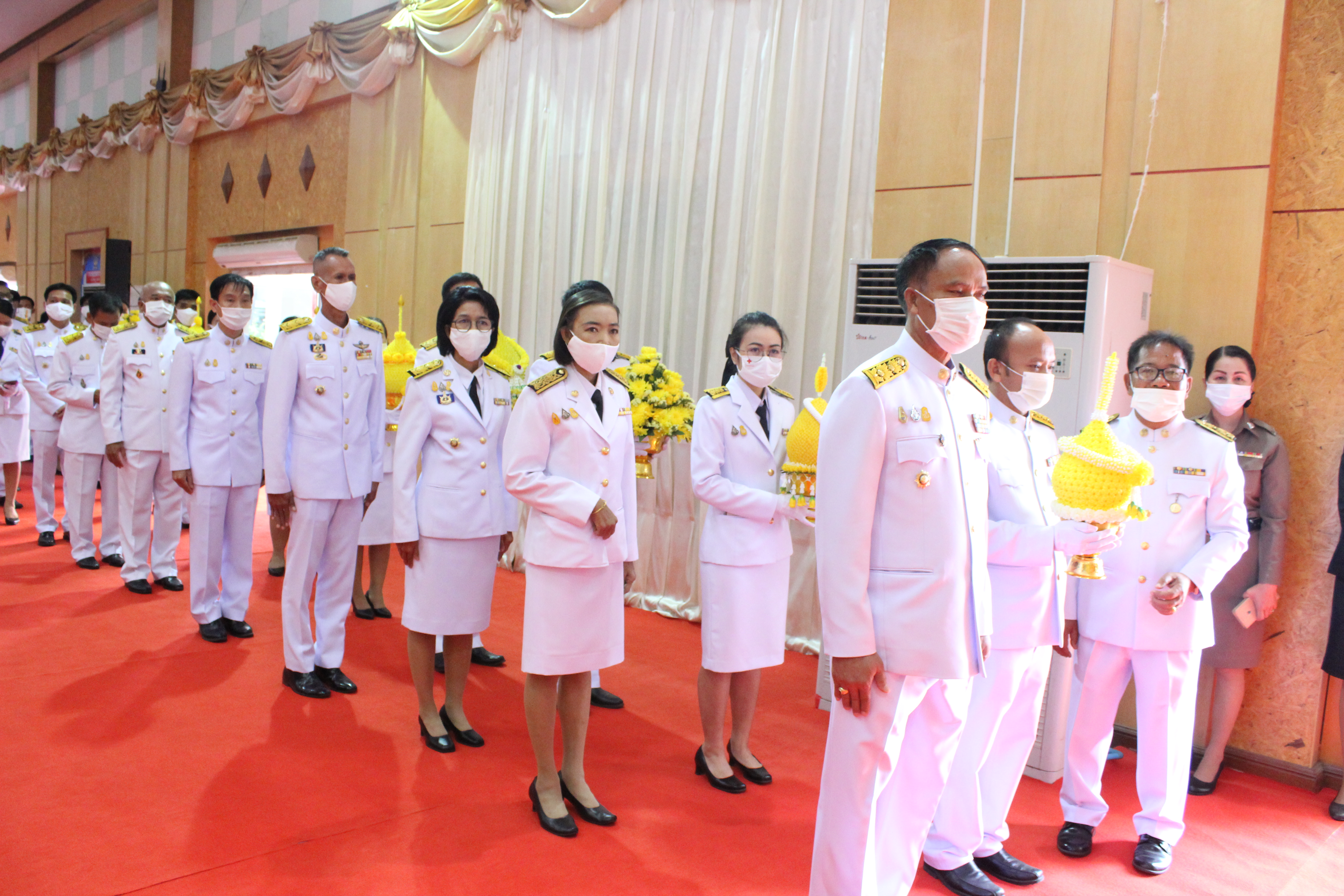 พช.ยโสธร ร่วมพิธีวางพานพุ่มและพิธีถวายบังคม เนื่องในวันคล้ายวันพระบรมราชสมภพ พระบาทสมเด็จพระบรมชนกาธิเบศร มหาภูมิพลอดุลยเดชมหาราช บรมนาถบพิตร วันชาติ และวันพ่อแห่งชาติ 5 ธันวาคม 2563