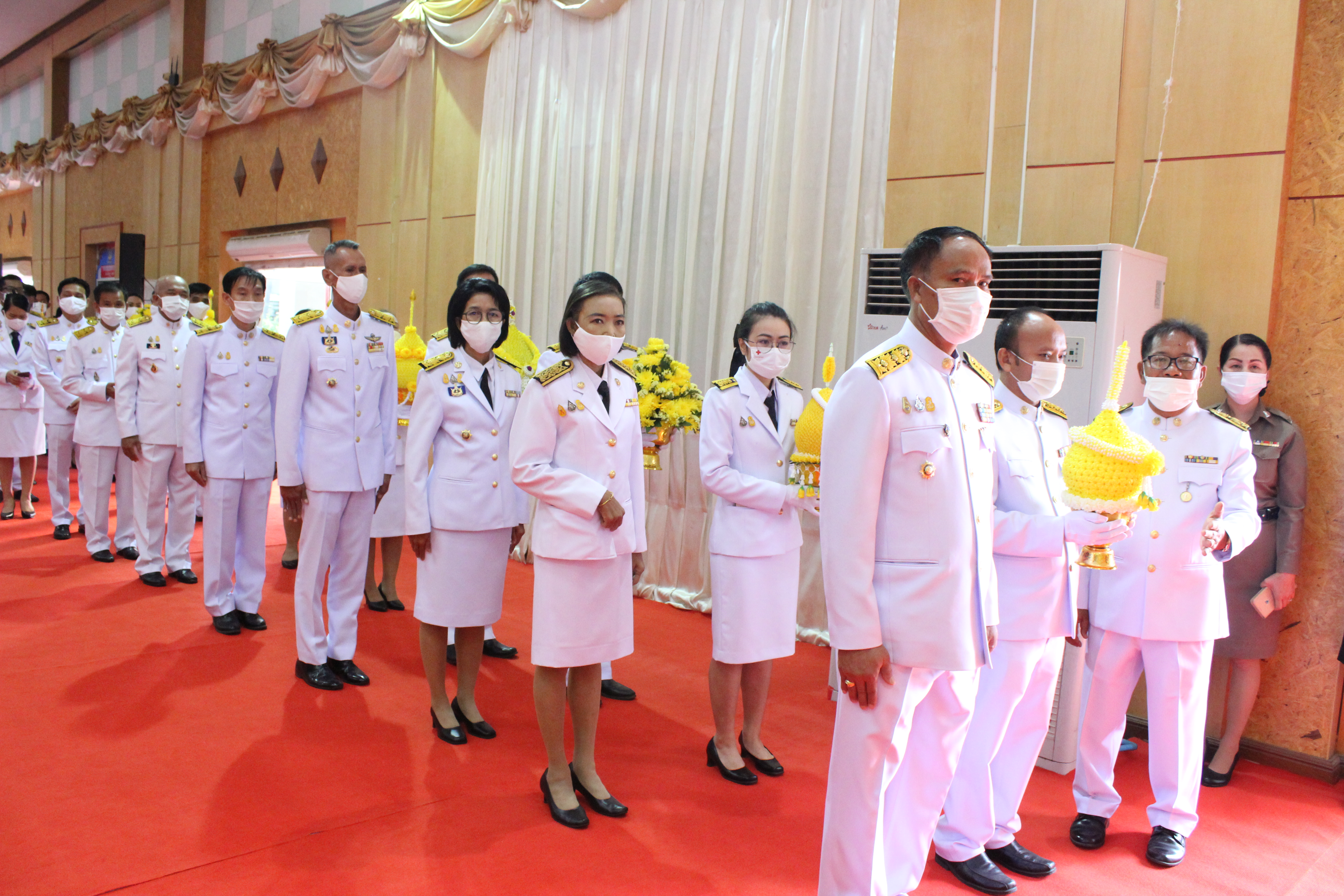 พช.ยโสธร ร่วมพิธีวางพานพุ่มและพิธีถวายบังคม เนื่องในวันคล้ายวันพระบรมราชสมภพ พระบาทสมเด็จพระบรมชนกาธิเบศร มหาภูมิพลอดุลยเดชมหาราช บรมนาถบพิตร วันชาติ และวันพ่อแห่งชาติ 5 ธันวาคม 2563