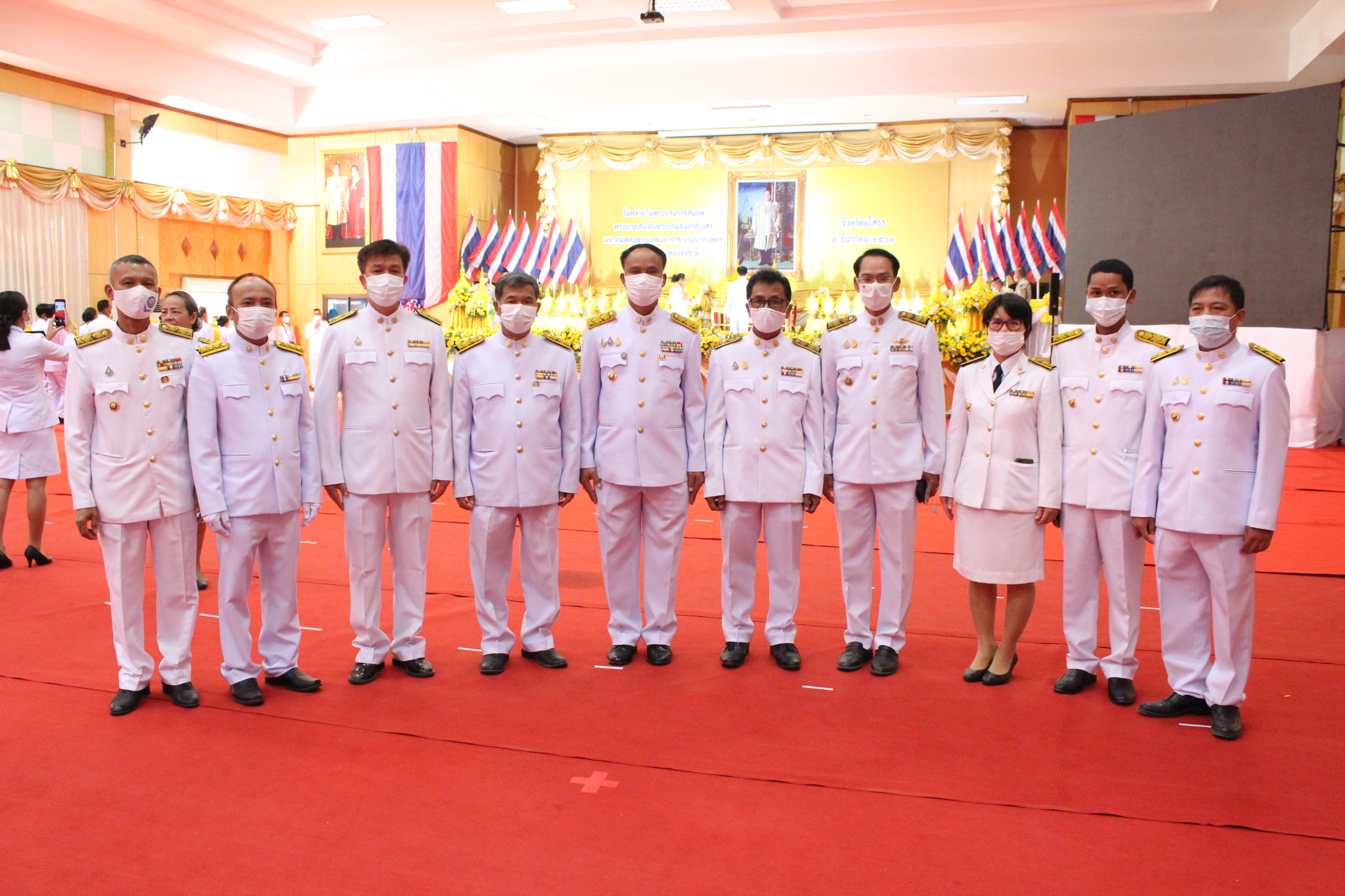 พช.ยโสธร ร่วมพิธีวางพานพุ่มและพิธีถวายบังคม เนื่องในวันคล้ายวันพระบรมราชสมภพ พระบาทสมเด็จพระบรมชนกาธิเบศร มหาภูมิพลอดุลยเดชมหาราช บรมนาถบพิตร วันชาติ และวันพ่อแห่งชาติ 5 ธันวาคม 2563