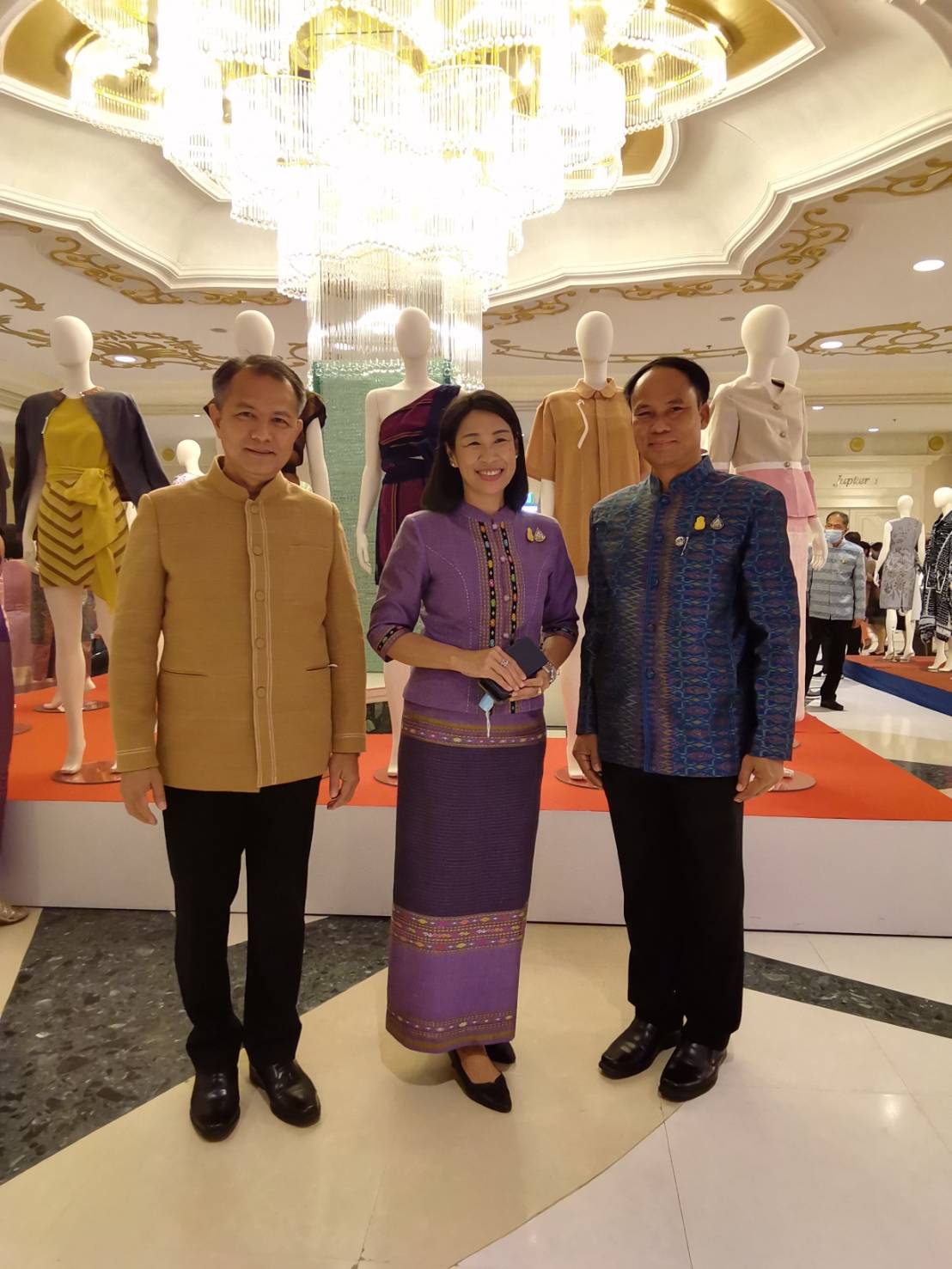 พช.ยโสธร ร่วมพิธีเปิดงานกาล่าไนท์  สืบสานภูมิปัญญา OTOP ผ้าไทย