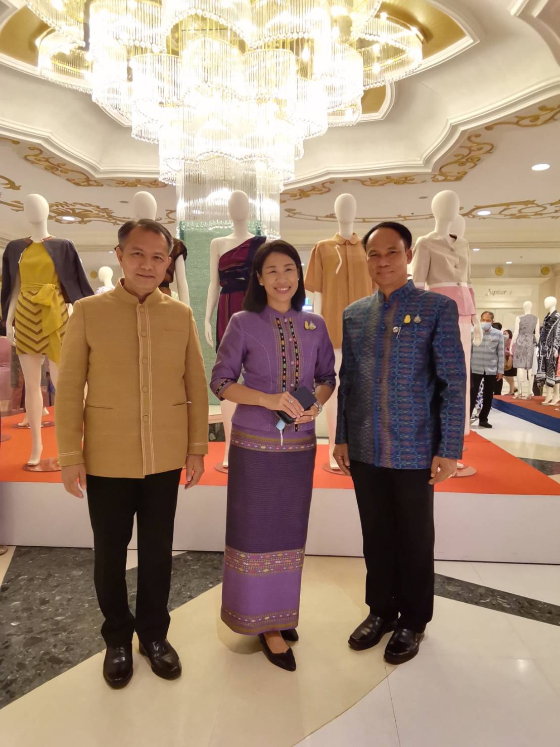 พช.ยโสธร ร่วมพิธีเปิดงานกาล่าไนท์  สืบสานภูมิปัญญา OTOP ผ้าไทย